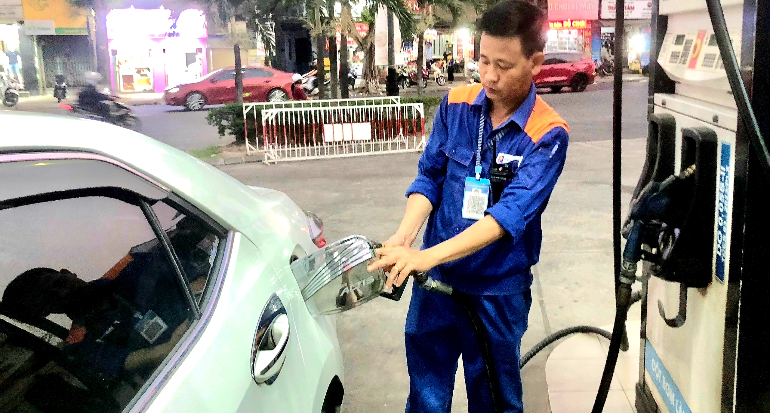 Giá dầu diesel giảm gần 2 000 đồng lít