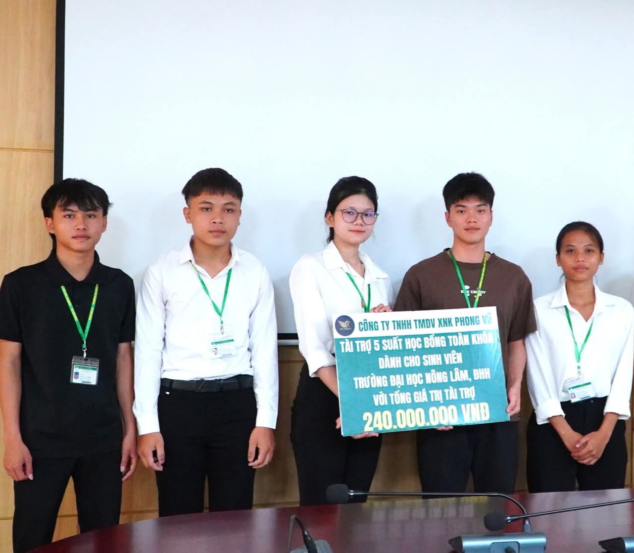 240 triệu đồng học bổng cho sinh viên Trường Đại học Nông Lâm