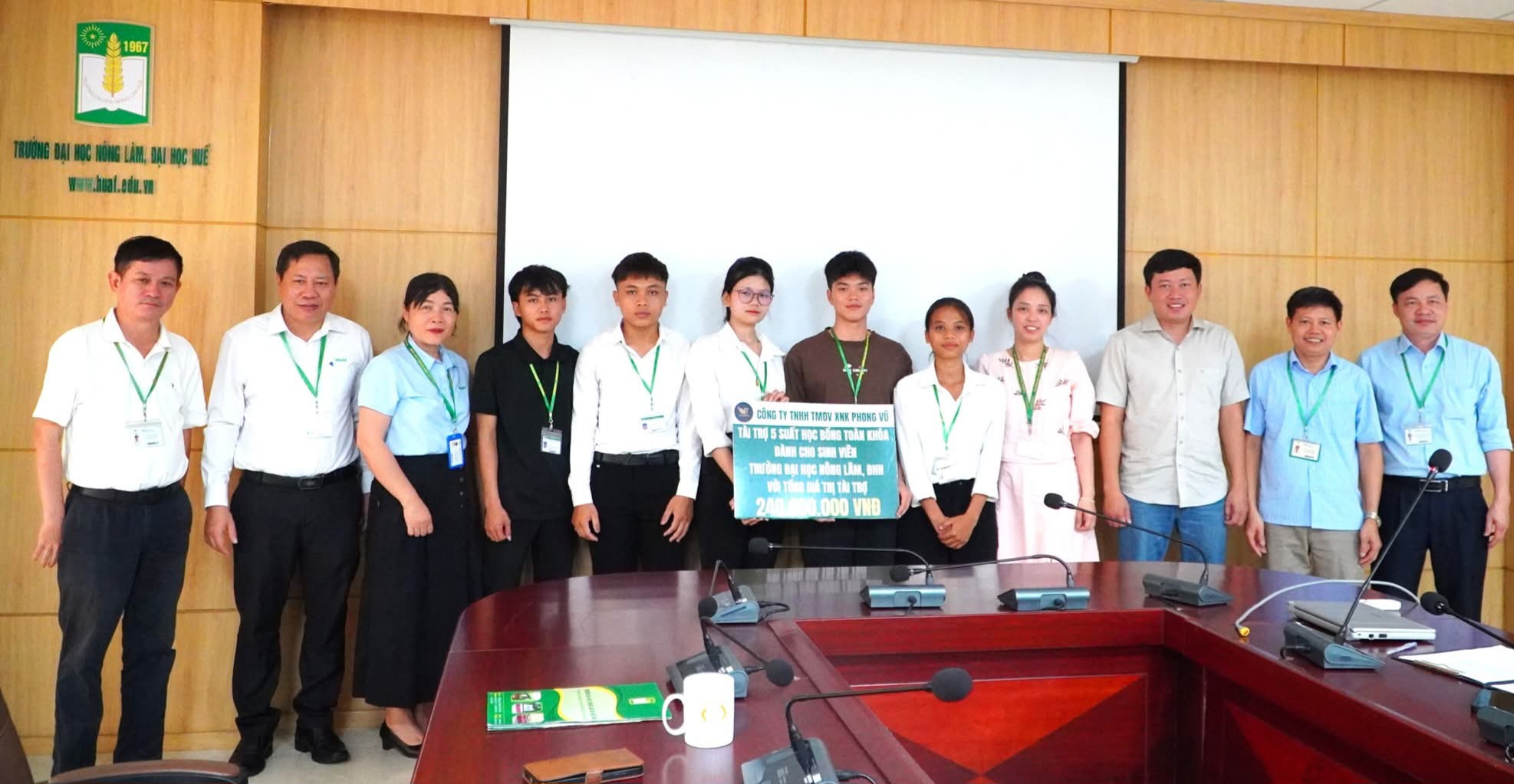 240 triệu đồng học bổng cho sinh viên Trường Đại học Nông Lâm