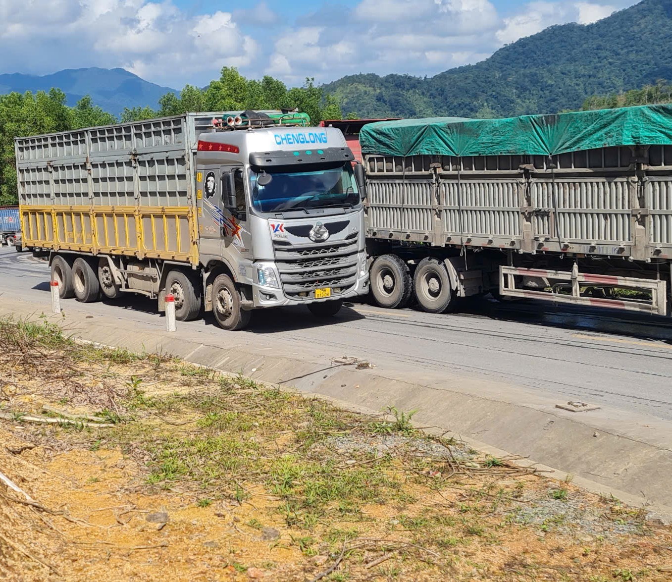 Hoàn tất cắm biển cấm xe theo khung giờ trên Quốc lộ 49