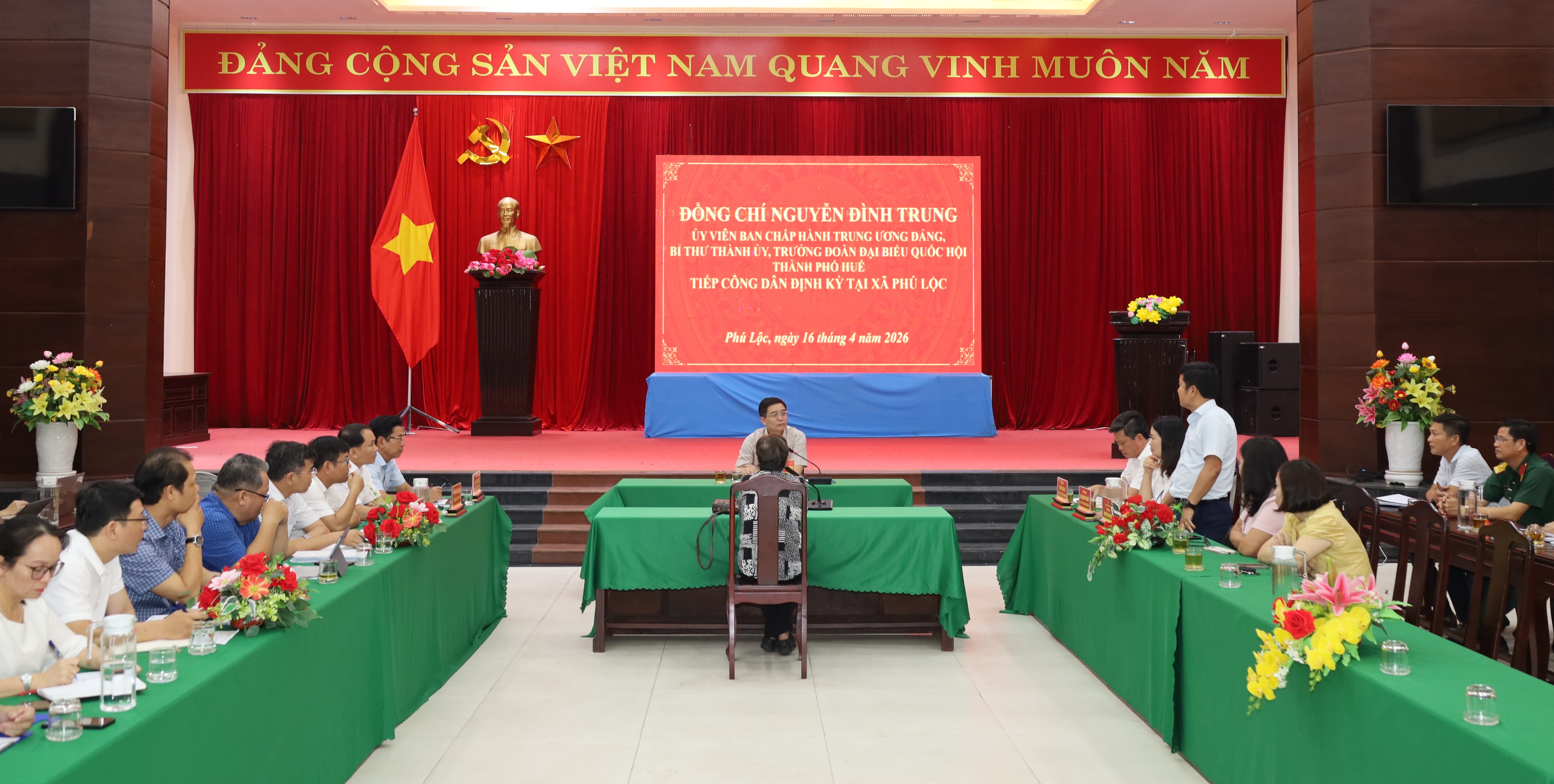 Bí thư Thành ủy Nguyễn Đình Trung tiếp công dân tại xã Phú Lộc