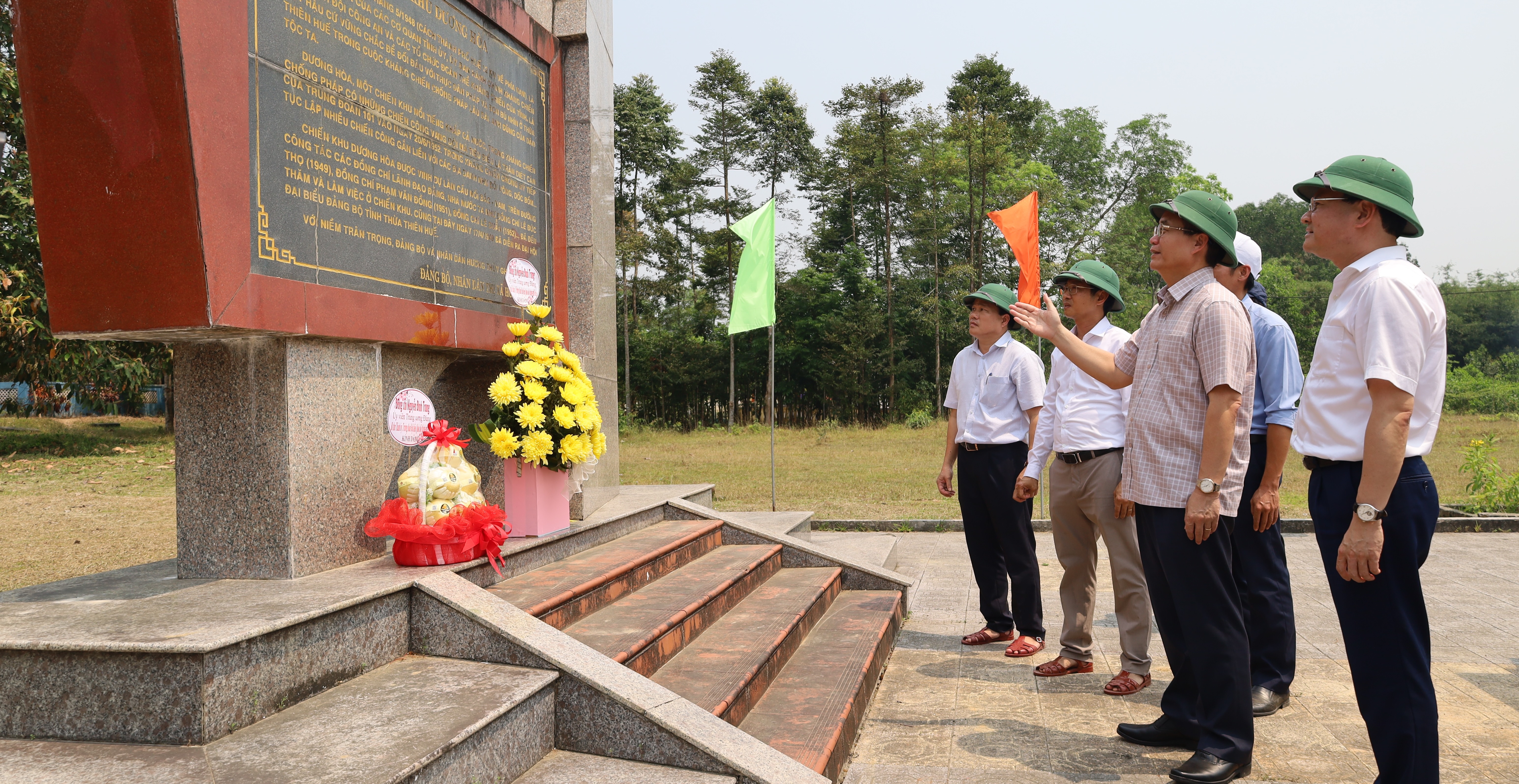 Bí thư Thành ủy Nguyễn Đình Trung dâng hương tại Bia chiến tích Dương Hòa và kiểm tra Hồ Tả Trạch