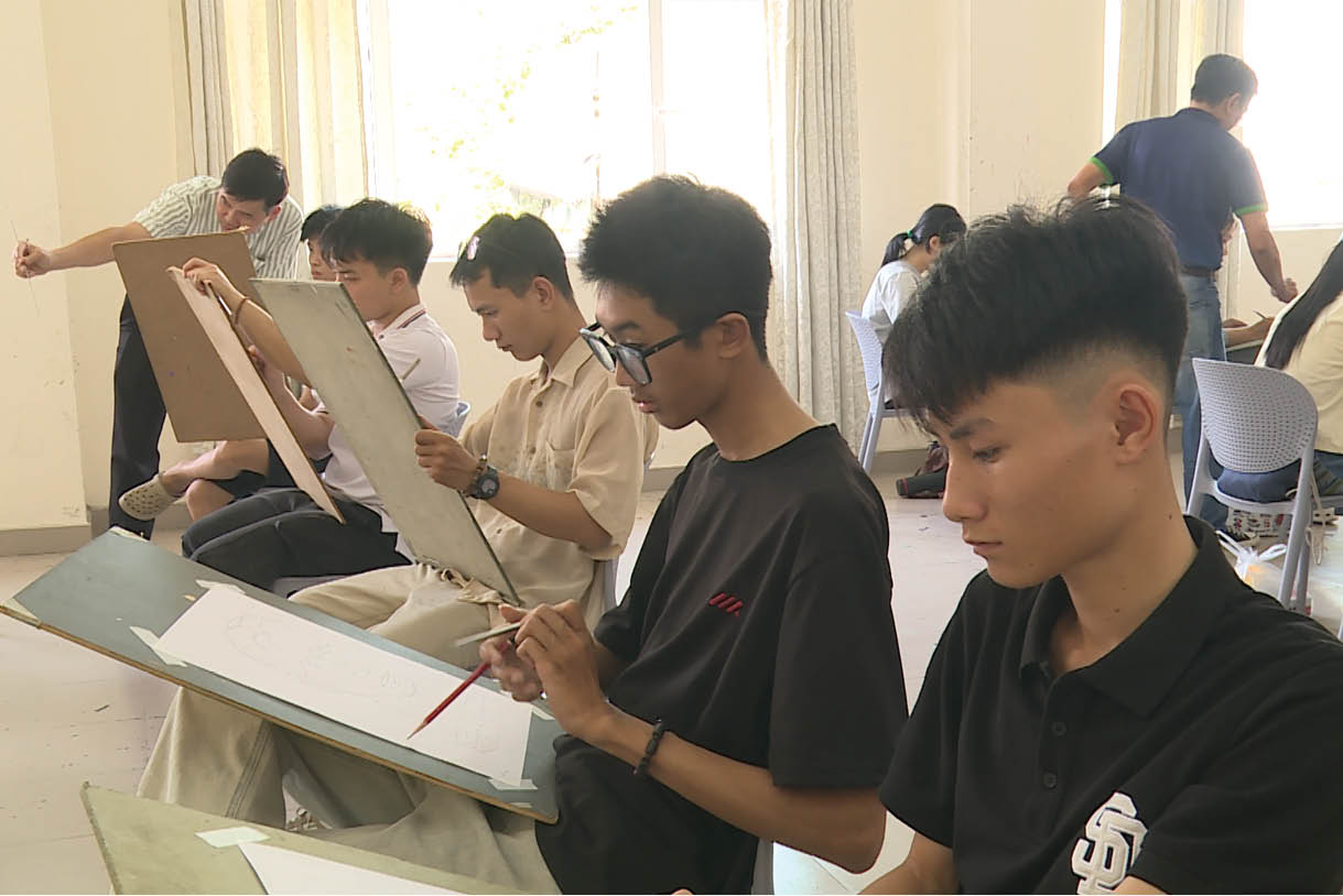 Đồng hành cùng thí sinh đam mê nghệ thuật