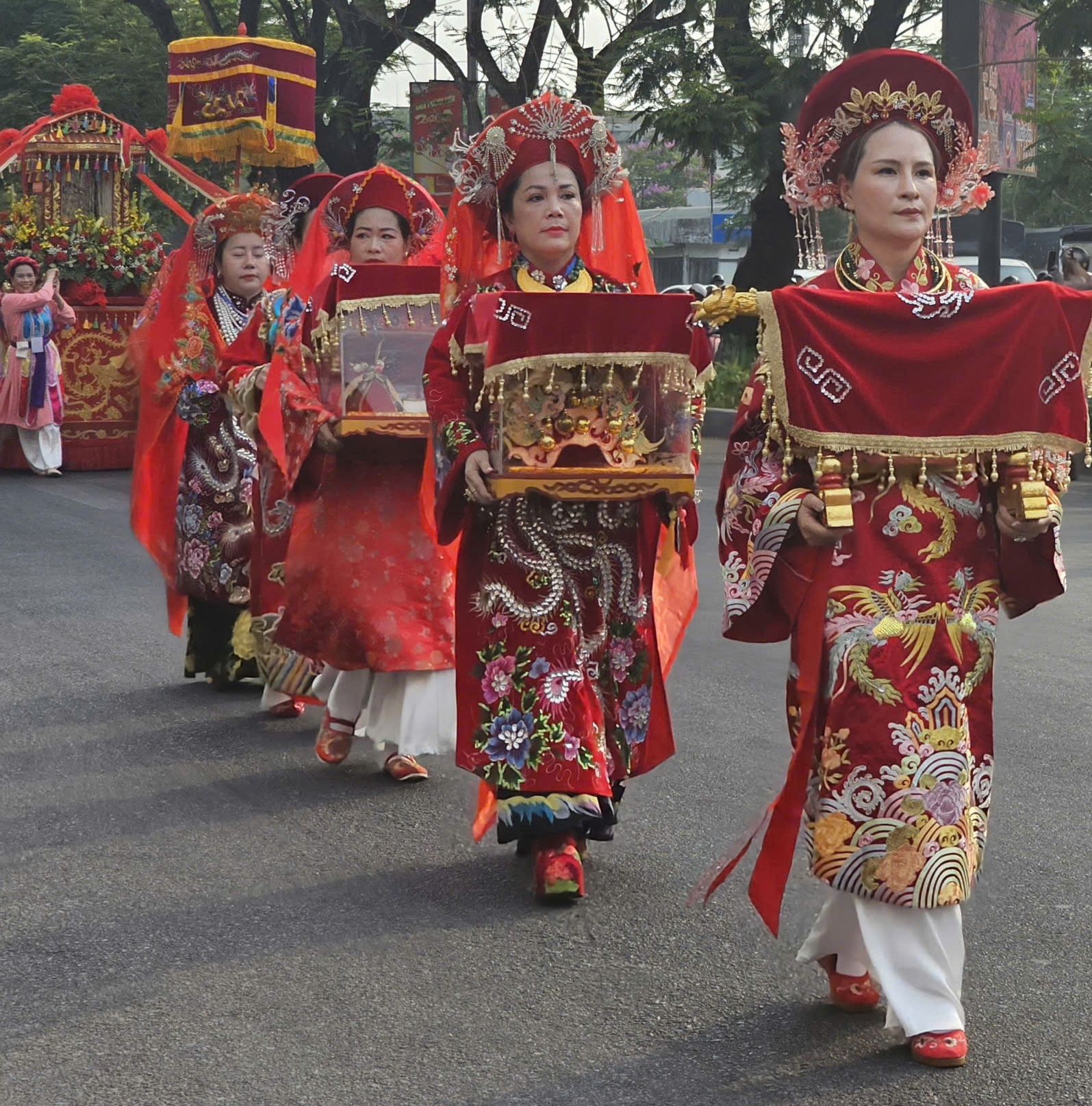 Rực rỡ sắc màu trong lễ rước bộ điện Huệ Nam