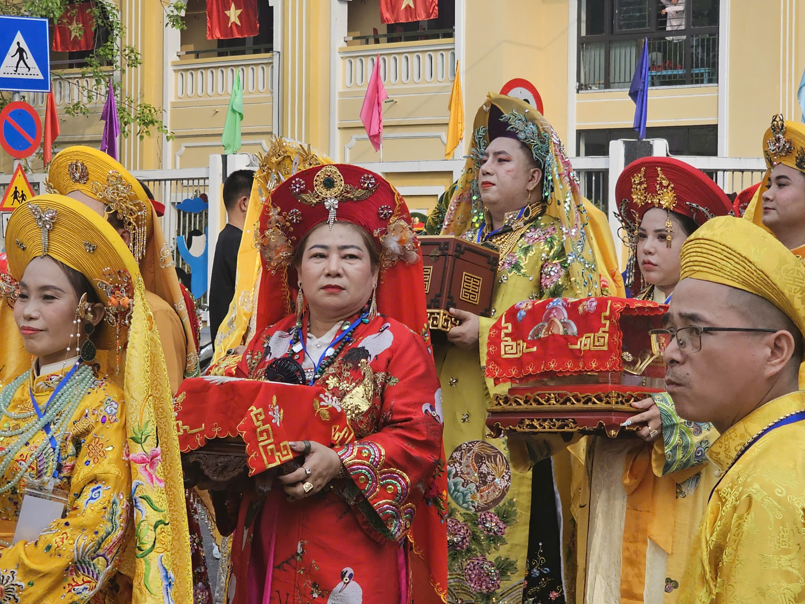 Rực rỡ sắc màu trong lễ rước bộ điện Huệ Nam