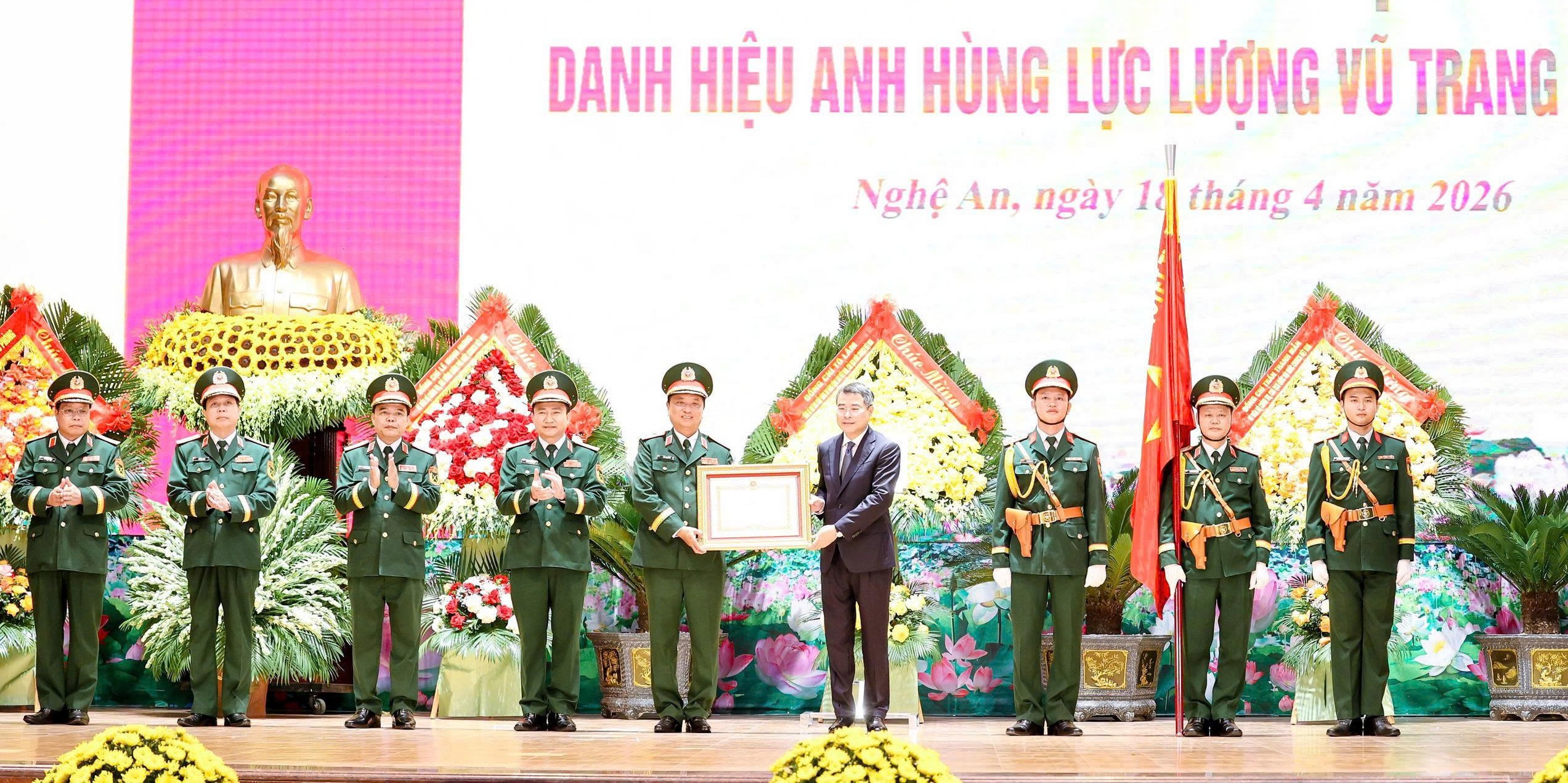 Quân khu 4 đón nhận danh hiệu Anh hùng lực lượng vũ trang nhân dân