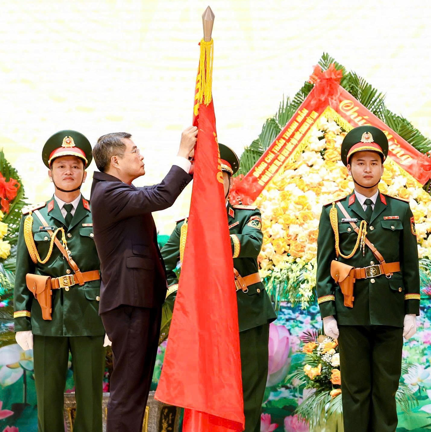 Quân khu 4 đón nhận danh hiệu Anh hùng lực lượng vũ trang nhân dân