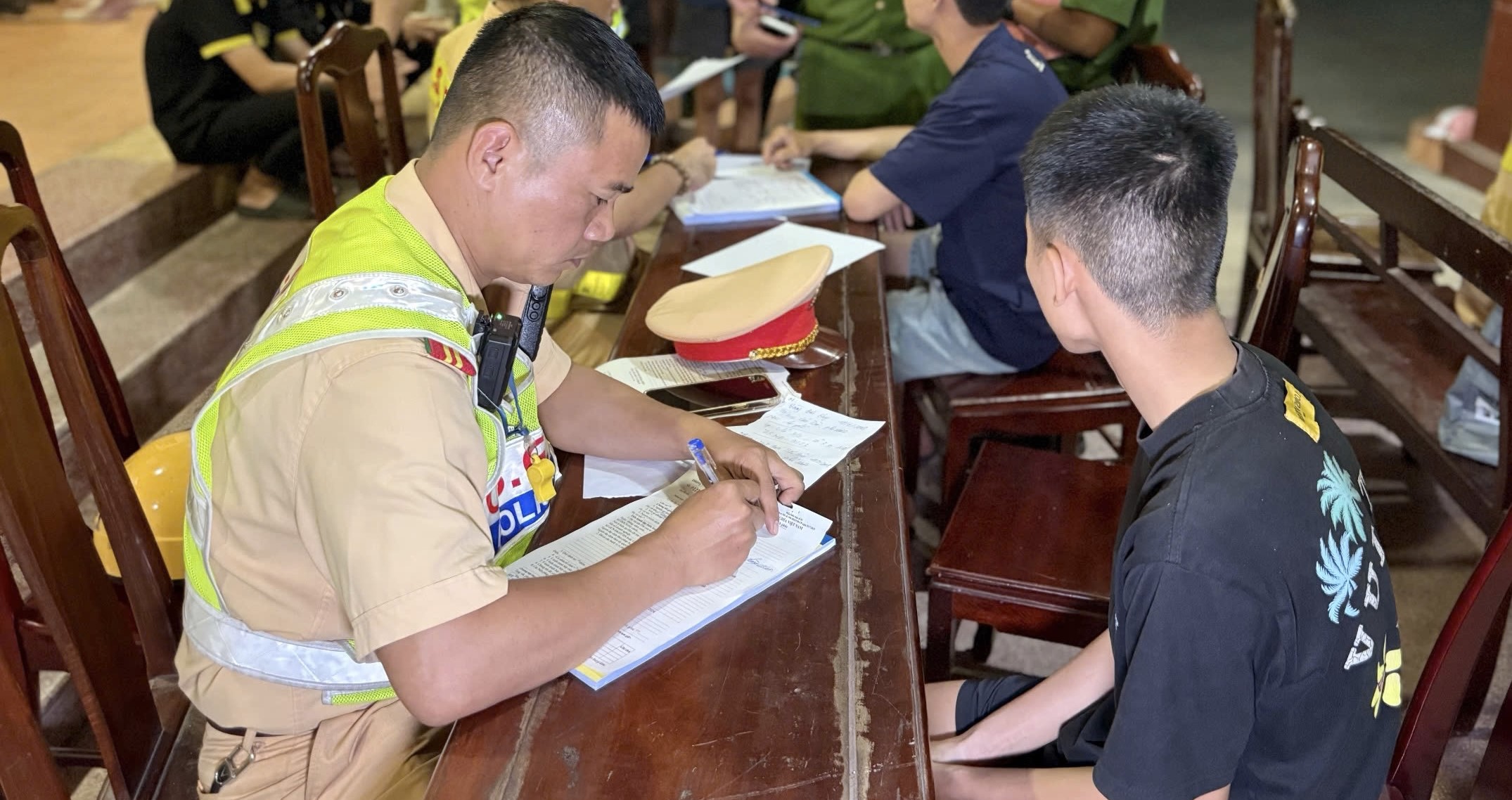 Xử lý 28 trường hợp thanh thiếu niên tụ tập, vi phạm trật tự giao thông