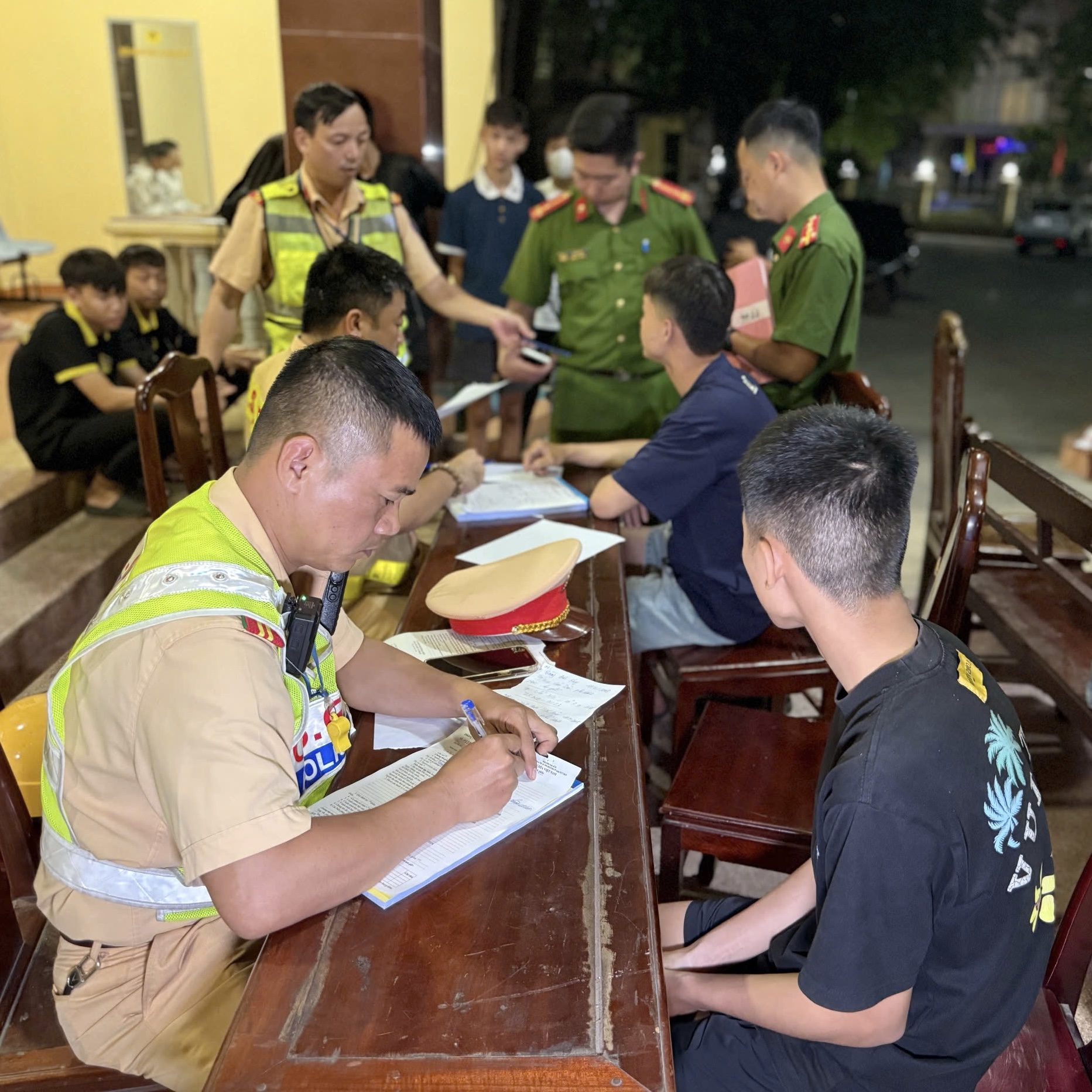 Xử lý 28 trường hợp thanh thiếu niên tụ tập, vi phạm trật tự giao thông