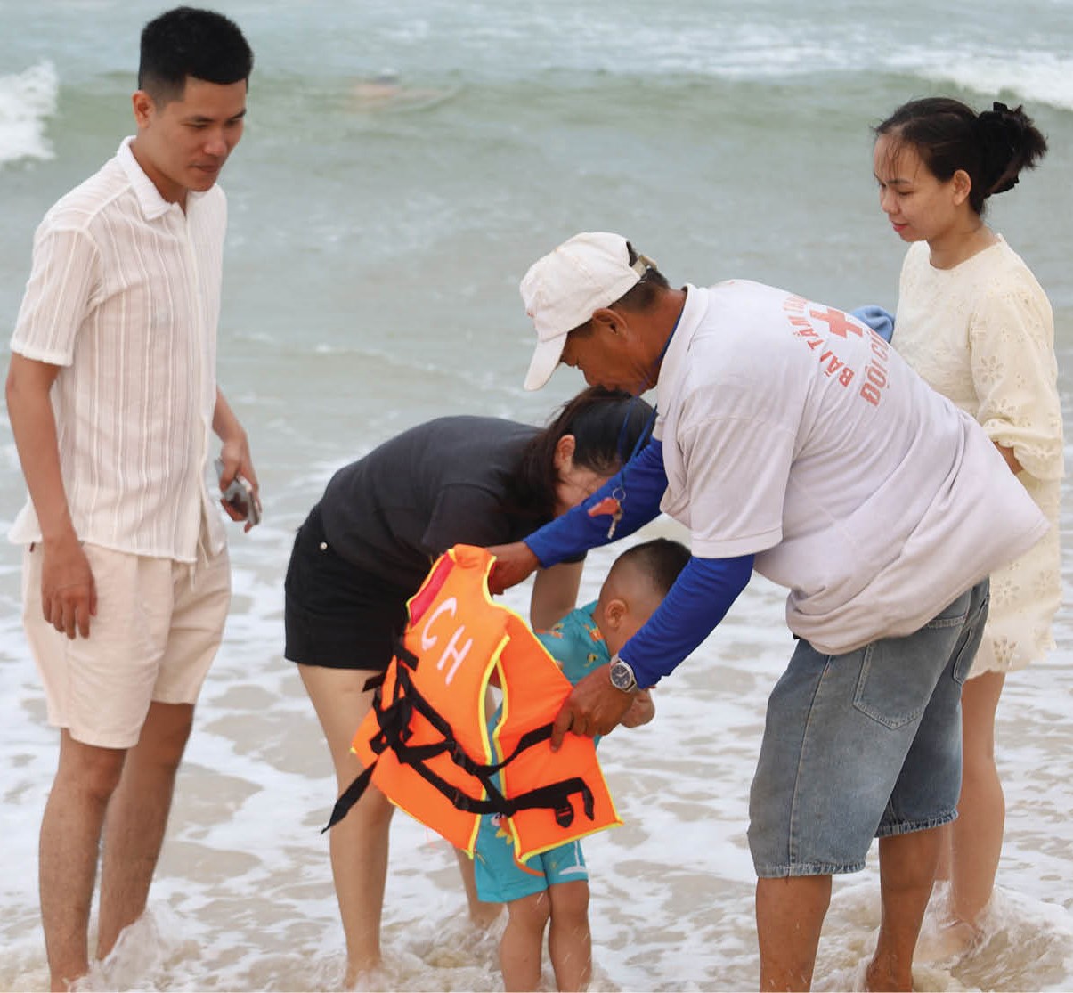 Mùa du lịch biển, suối, thác Nguy cơ mất an toàn do chủ quan
