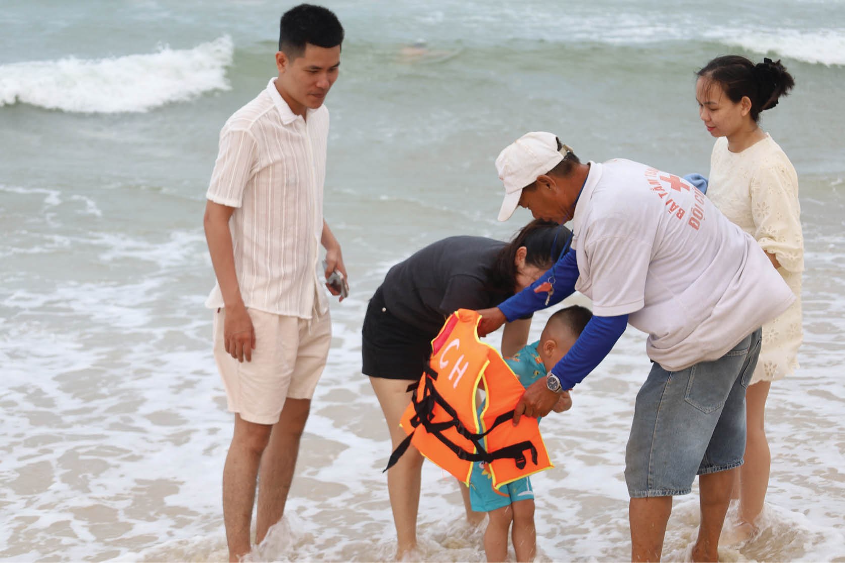 Mùa du lịch biển, suối, thác Nguy cơ mất an toàn do chủ quan
