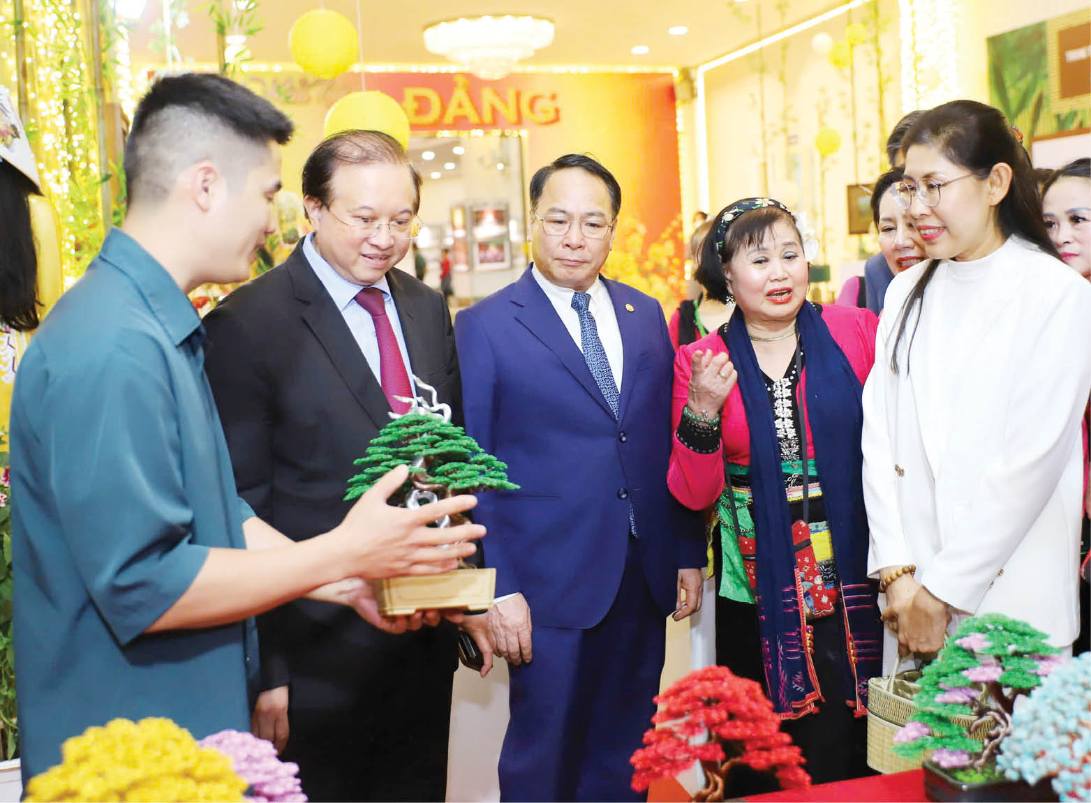 Uốn kim loại thành bonsai