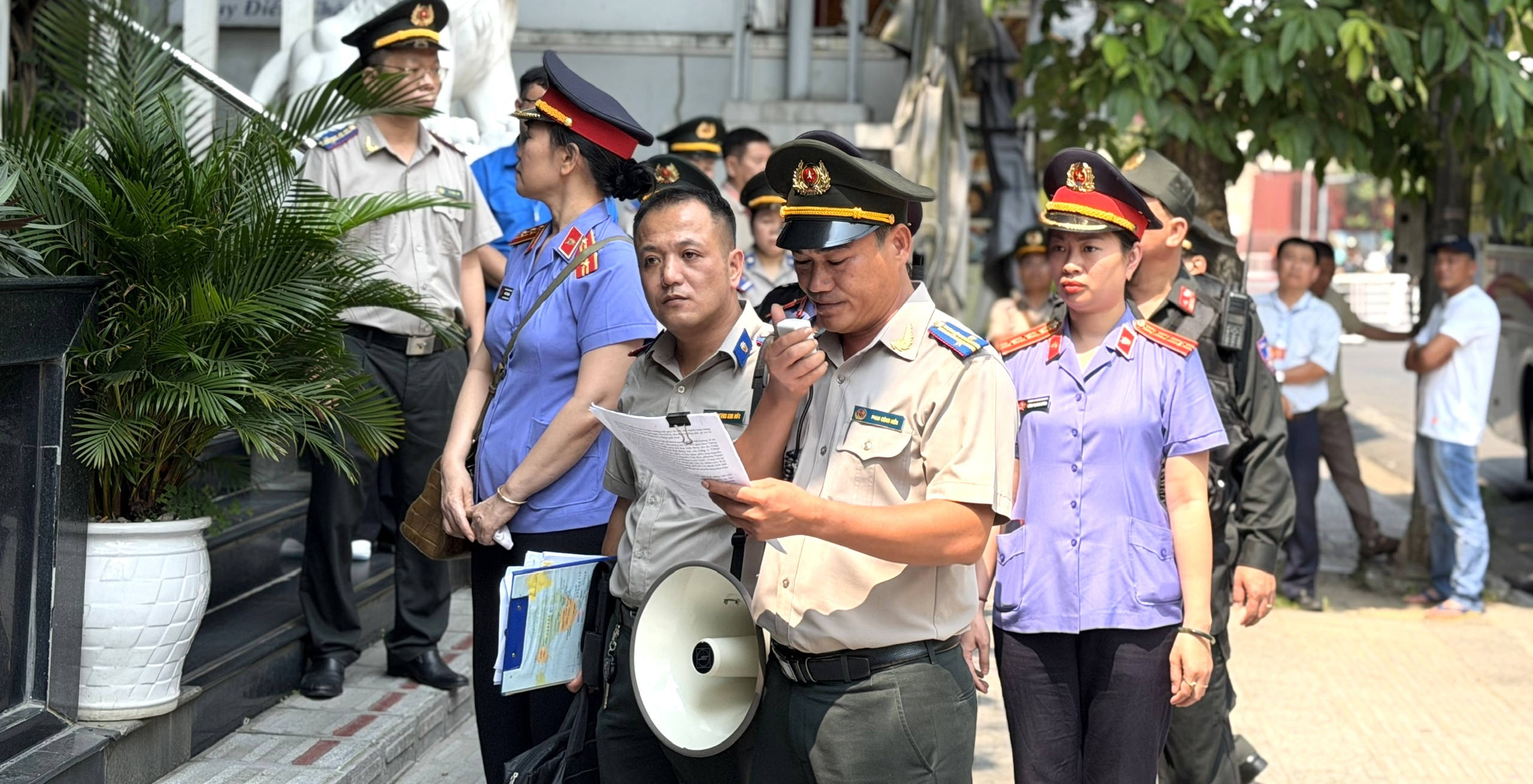 Cưỡng chế thi hành án, bàn giao Khách sạn Romance cho đơn vị trúng đấu giá