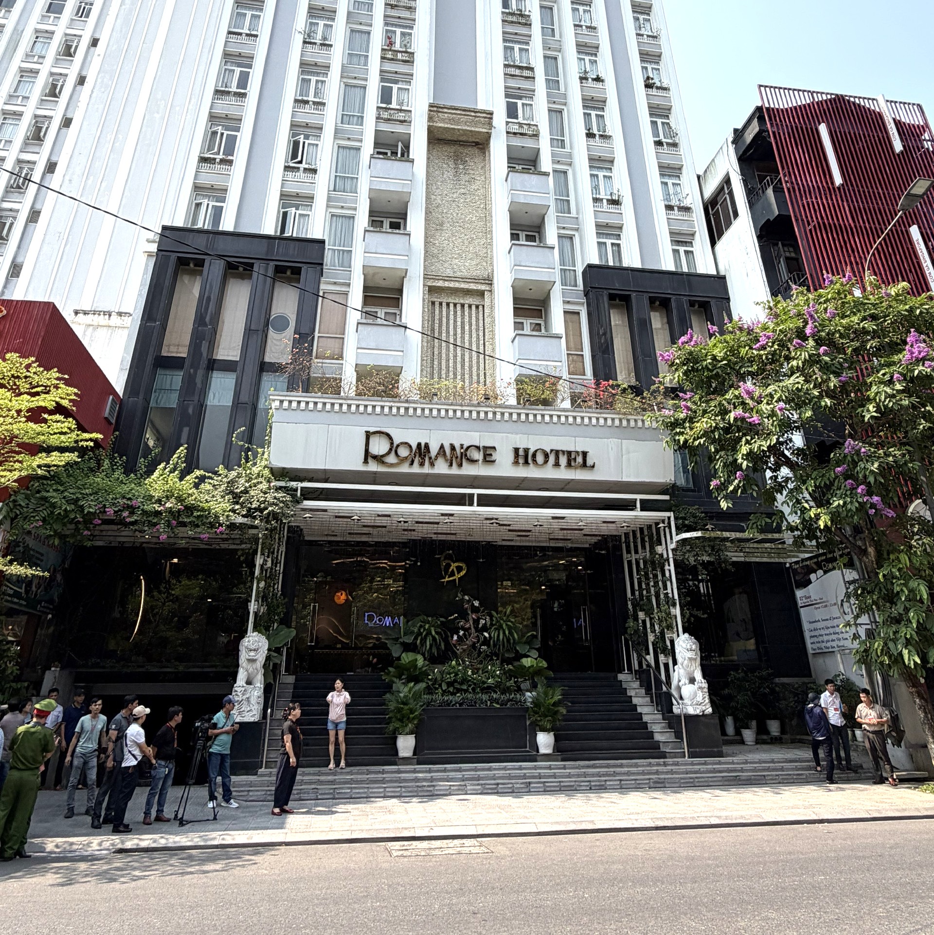 Cưỡng chế thi hành án, bàn giao Khách sạn Romance cho đơn vị trúng đấu giá