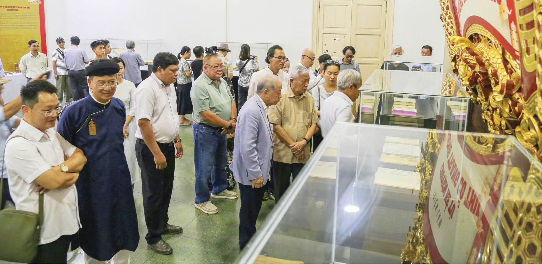 “Chuyện kể từ những trang cổ thư”