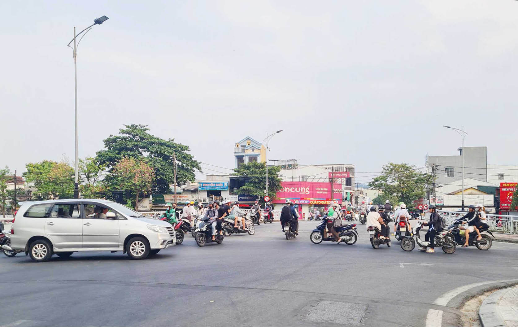 Phân luồng, giảm ùn tắc giao thông trên các tuyến phố trọng điểm