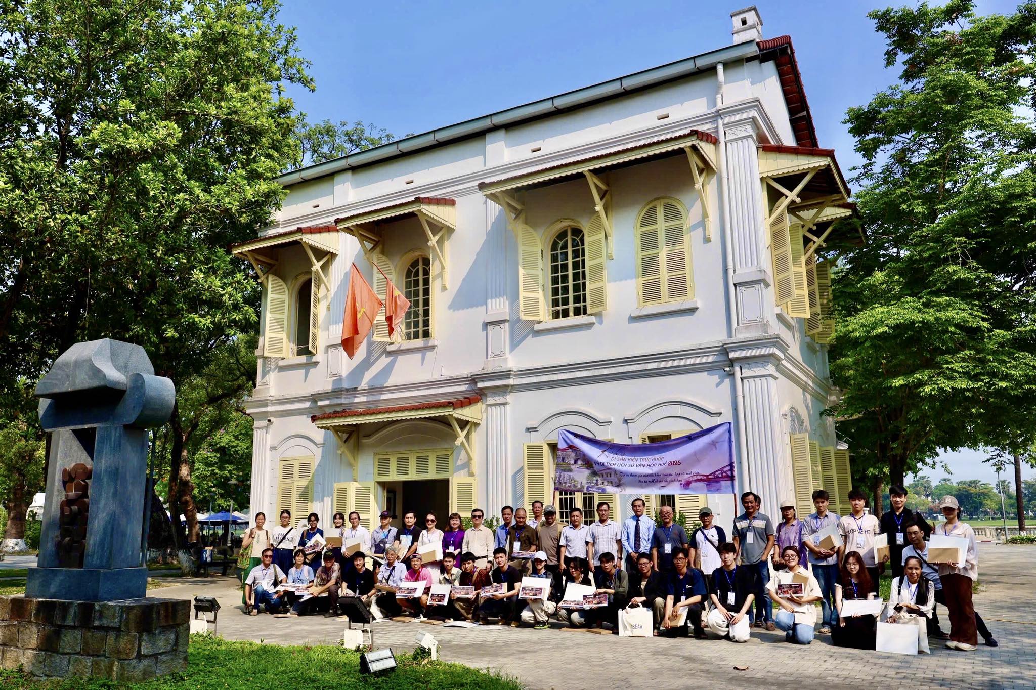 Ký họa di sản kiến trúc Pháp trên đất Huế