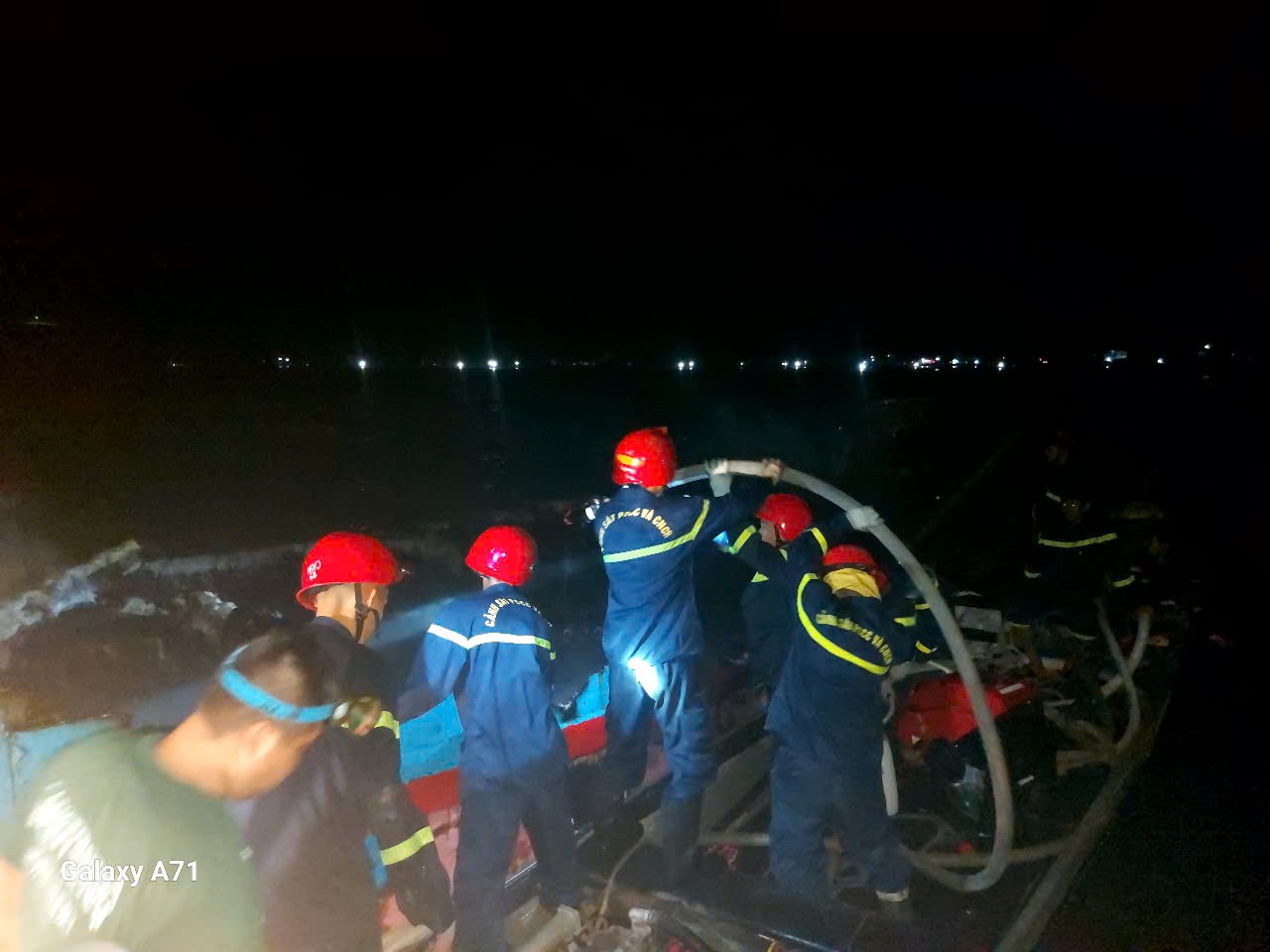 Kịp thời xử lý vụ cháy tàu cá ở Thuận An