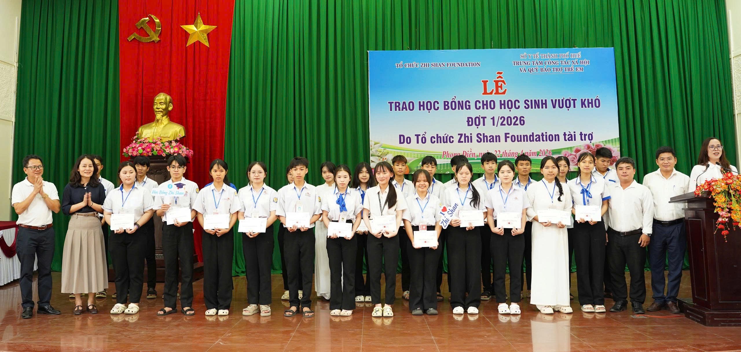 Tổ chức Zhishan Foundation trao hơn 600 suất học bổng cho học sinh, sinh viên