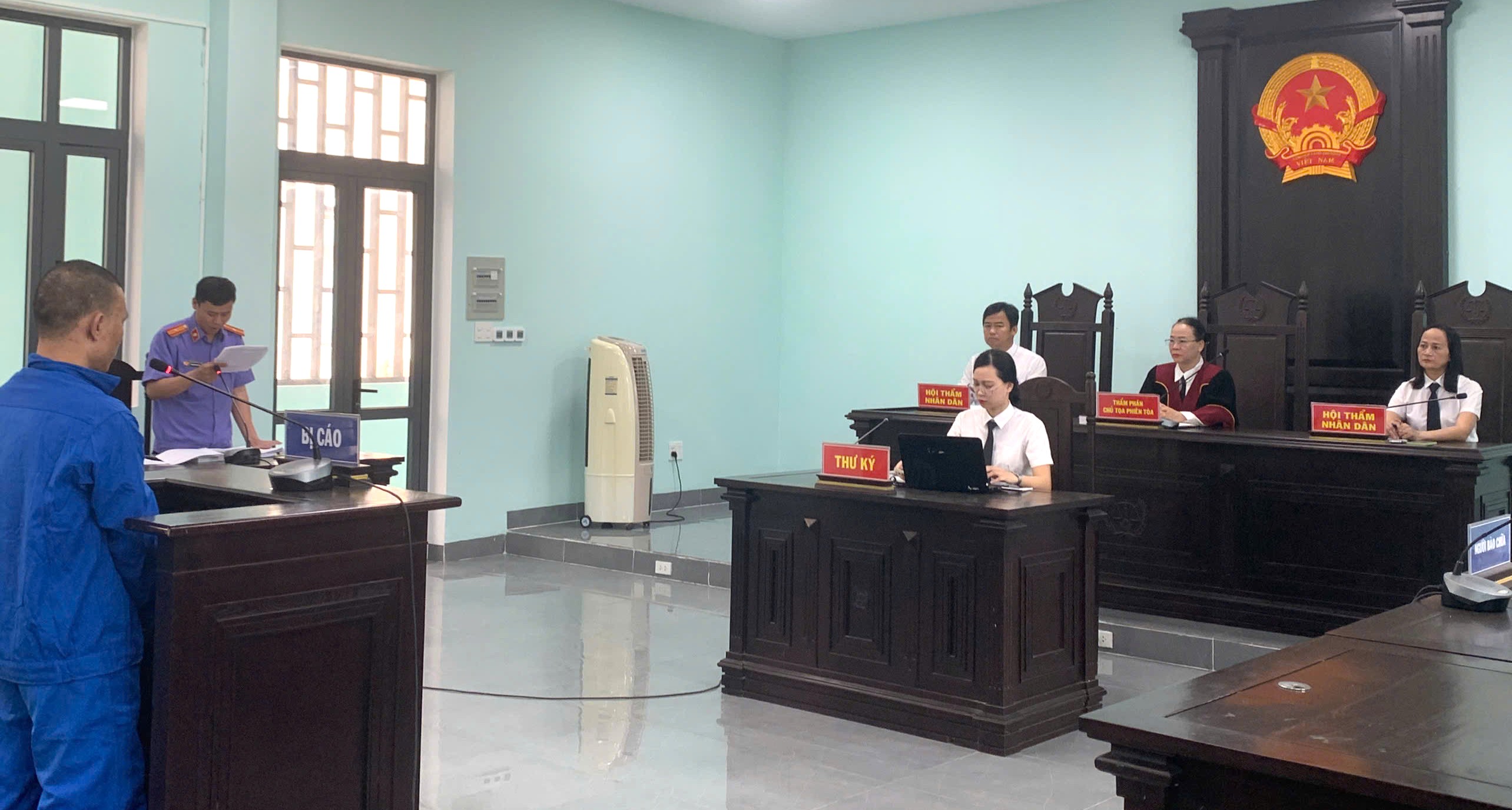 Vận chuyển 3 750 bao thuốc lá lậu, tài xế lĩnh 24 tháng tù giam