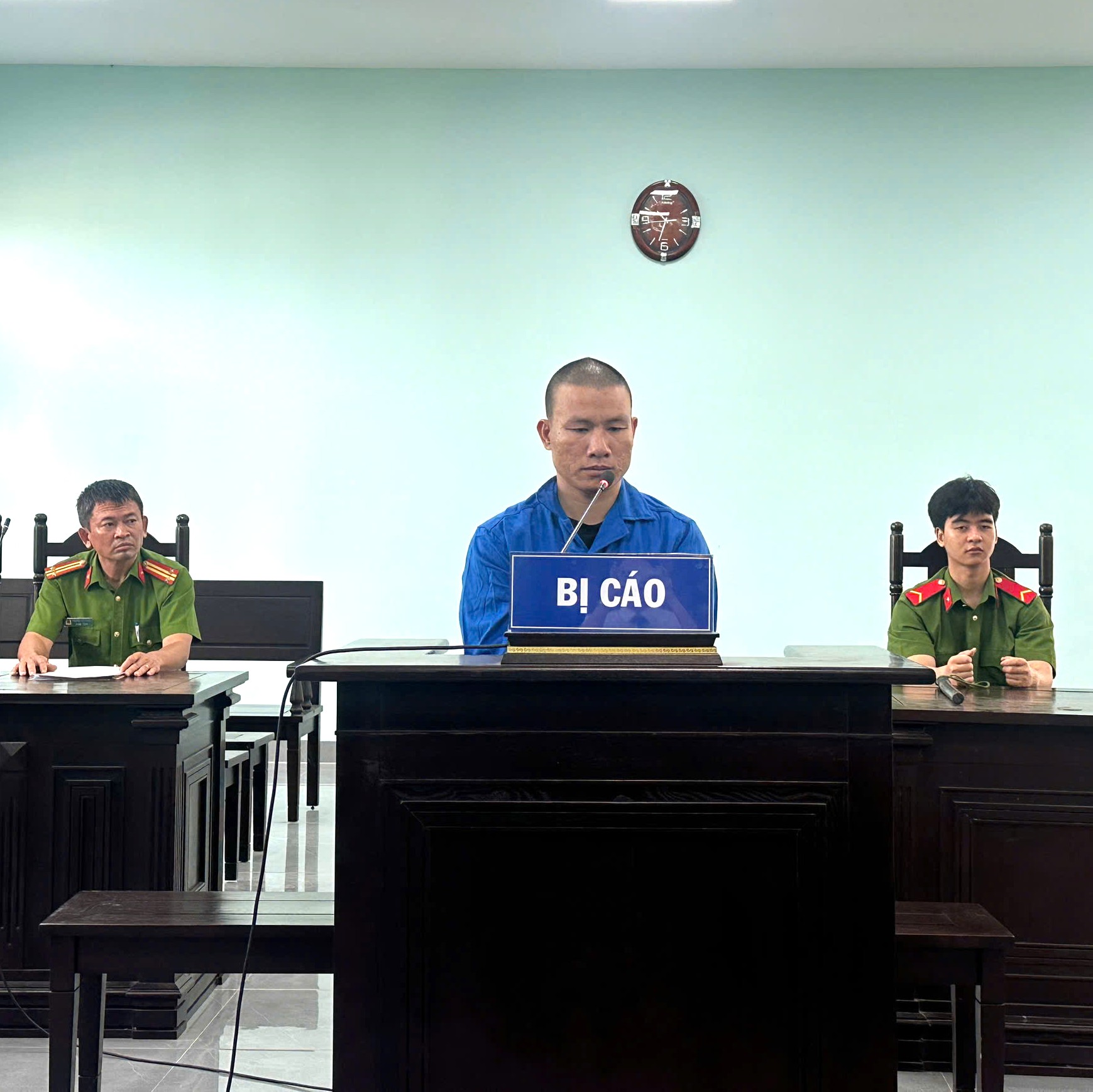 Vận chuyển 3 750 bao thuốc lá lậu, tài xế lĩnh 24 tháng tù giam