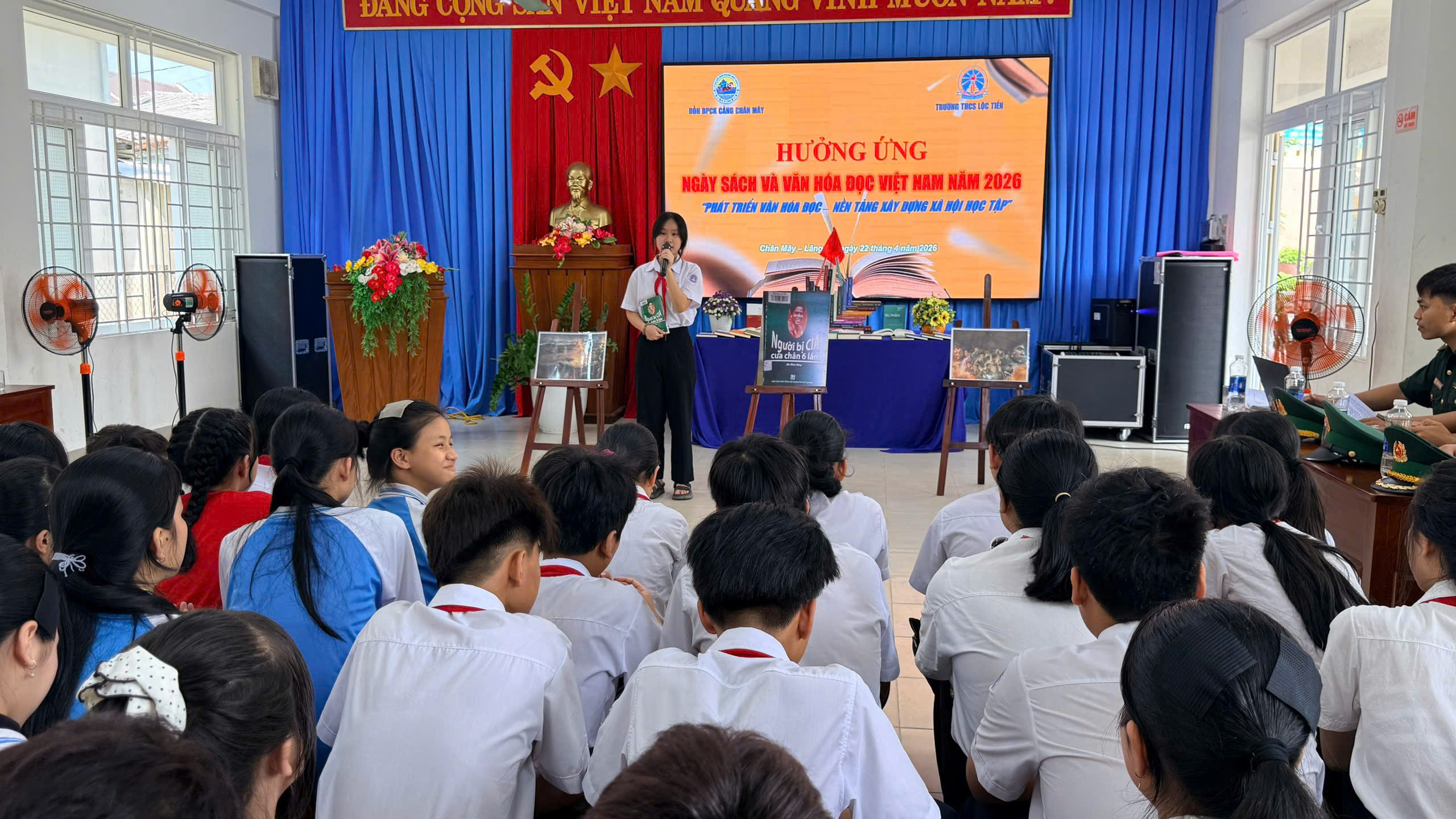 Trao tặng 250 đầu sách cho các trường học