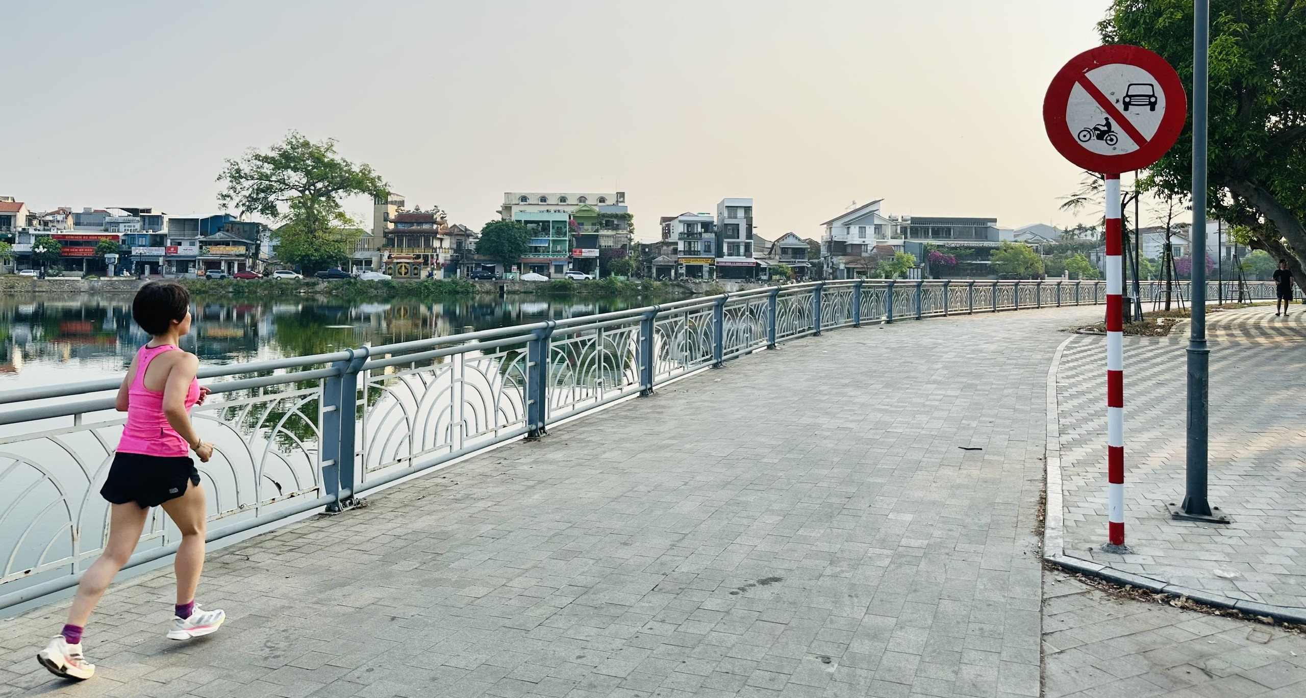Lắp đặt biển báo cấm ô tô, xe máy lưu thông trên tuyến đường đi bộ dọc sông Như Ý