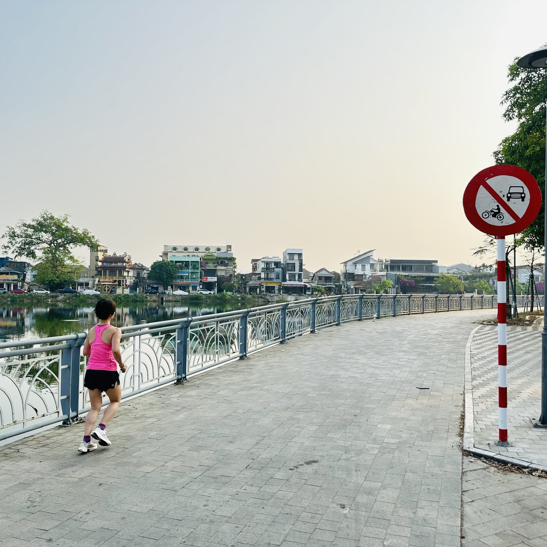 Lắp đặt biển báo cấm ô tô, xe máy lưu thông trên tuyến đường đi bộ dọc sông Như Ý