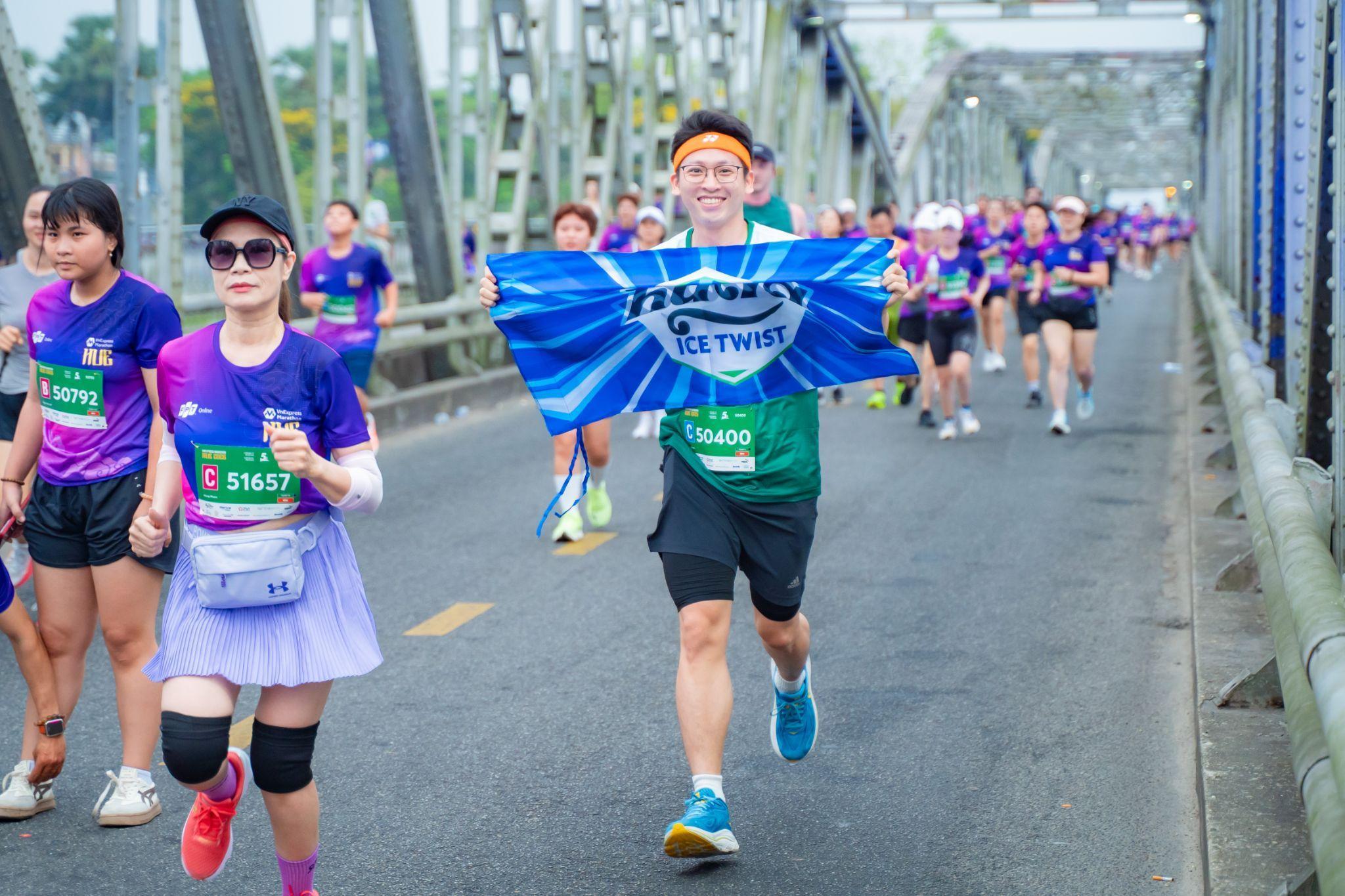Con sóng niềm vui” Huda Ice Twist đổ bộ đường đua VnExpress Marathon Huế