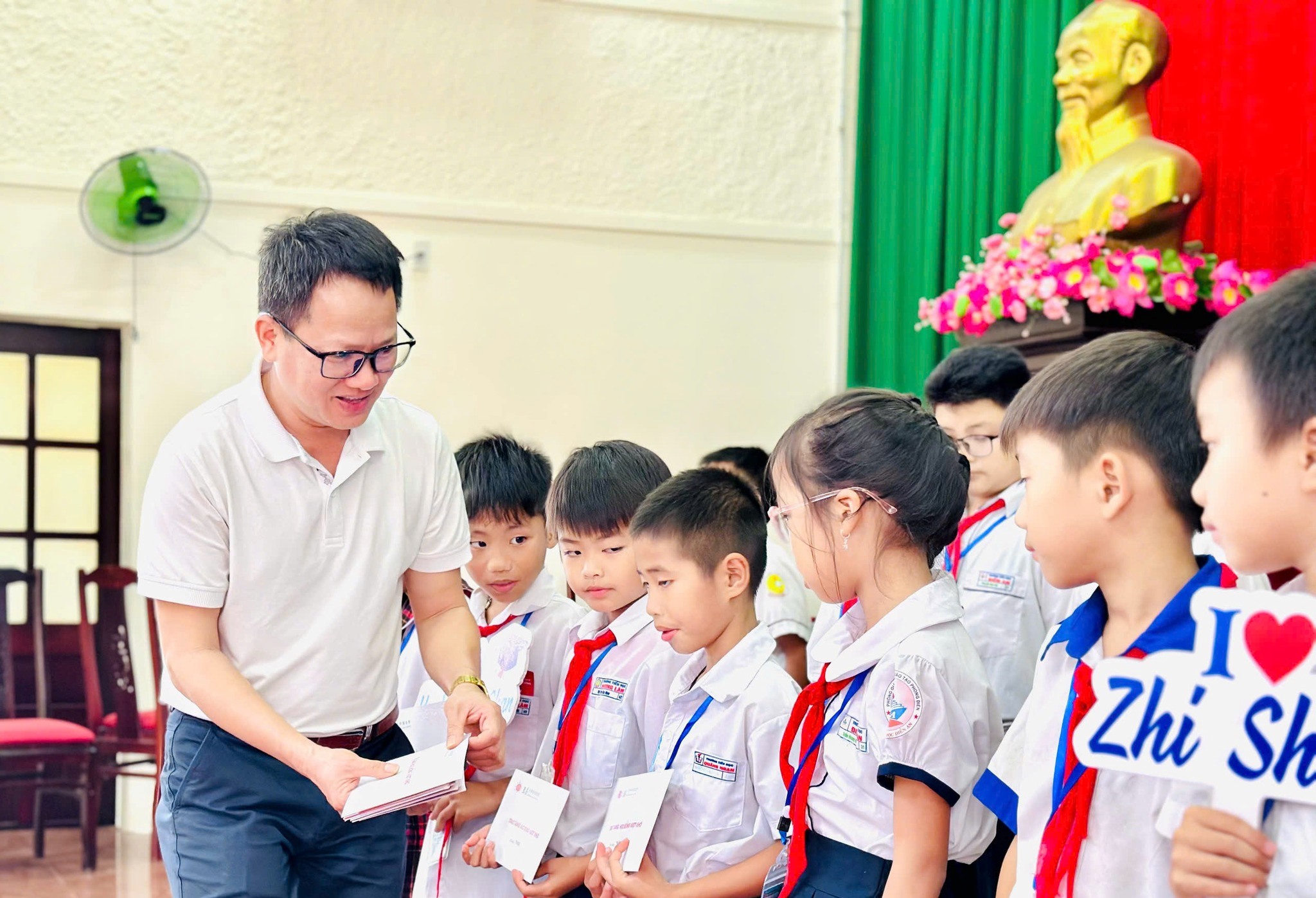 Tiếp sức đến trường cho học sinh khó khăn