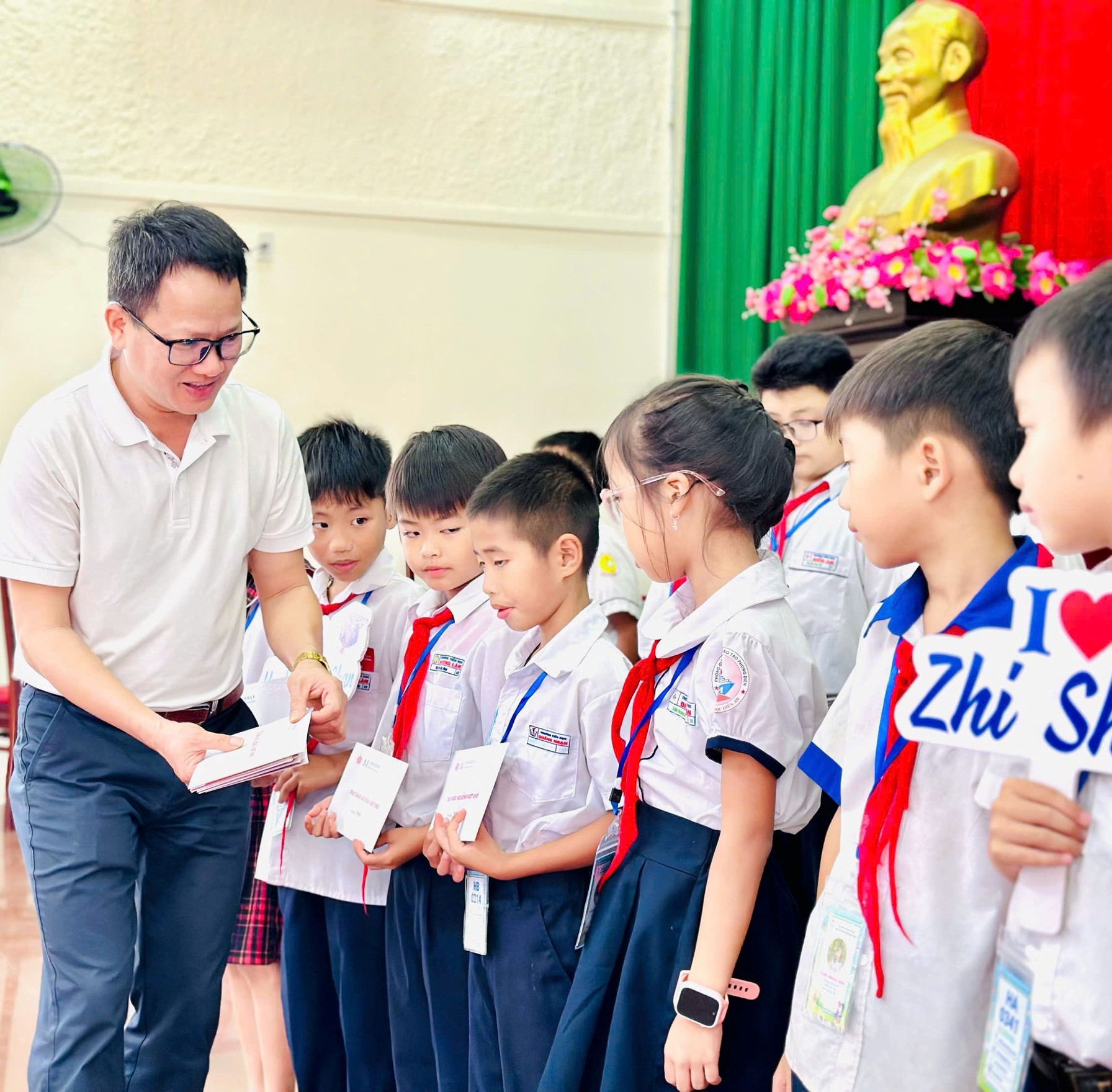 Tiếp sức đến trường cho học sinh khó khăn