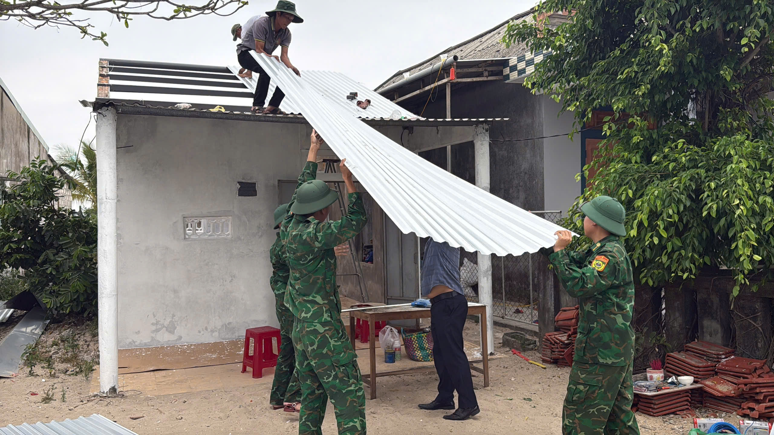 Giúp người dân khu vực biên giới sửa chữa nhà