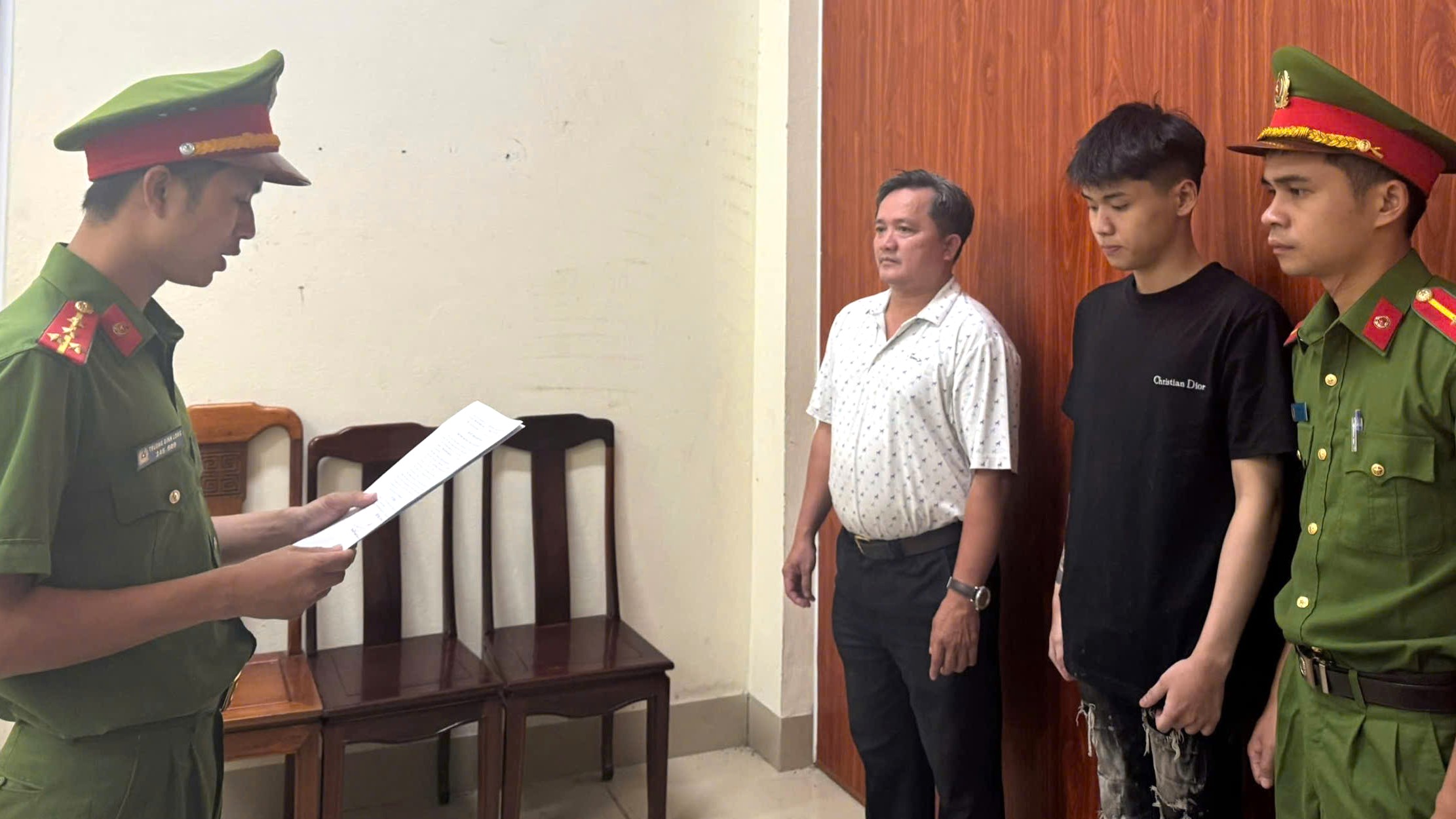 Khởi tố đối tượng chống người thi hành công vụ, dương tính với ma túy