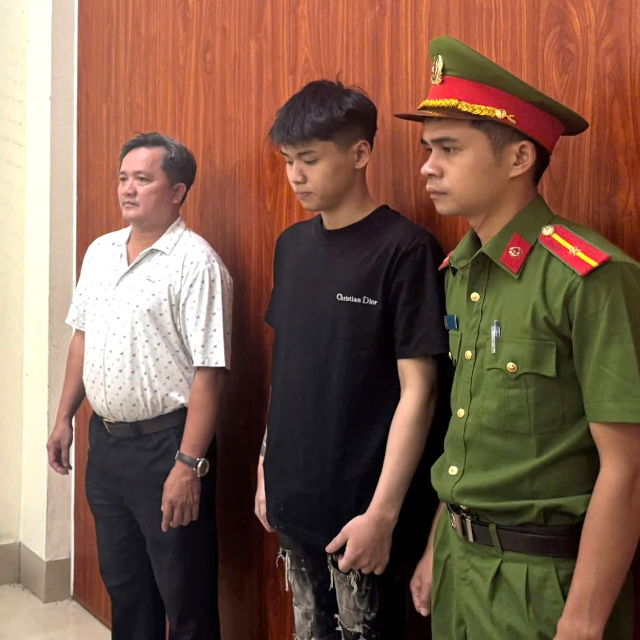 Khởi tố đối tượng chống người thi hành công vụ, dương tính với ma túy