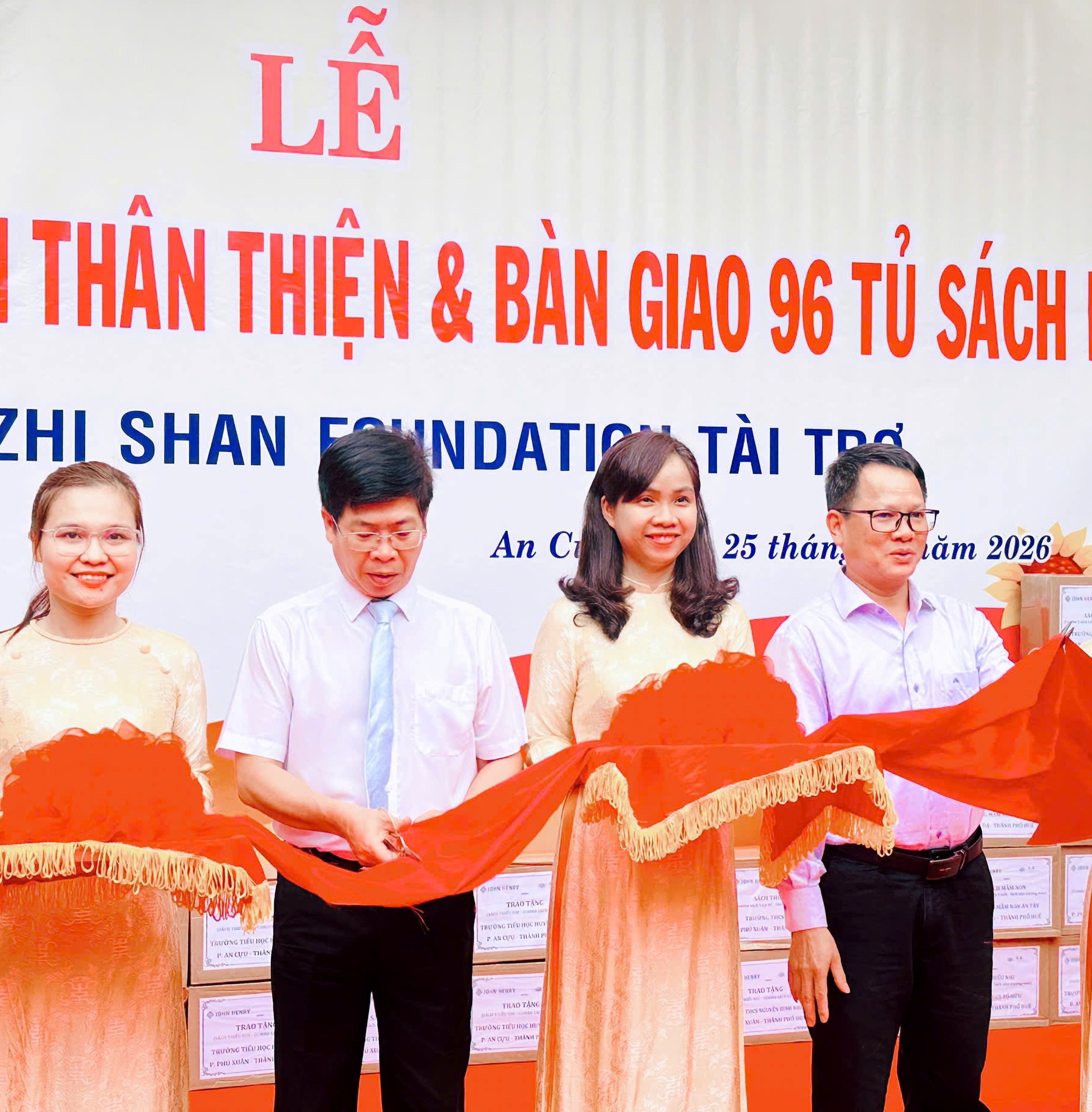 Khánh thành 2 thư viện thân thiện, trao tặng 96 tủ sách cho các trường học