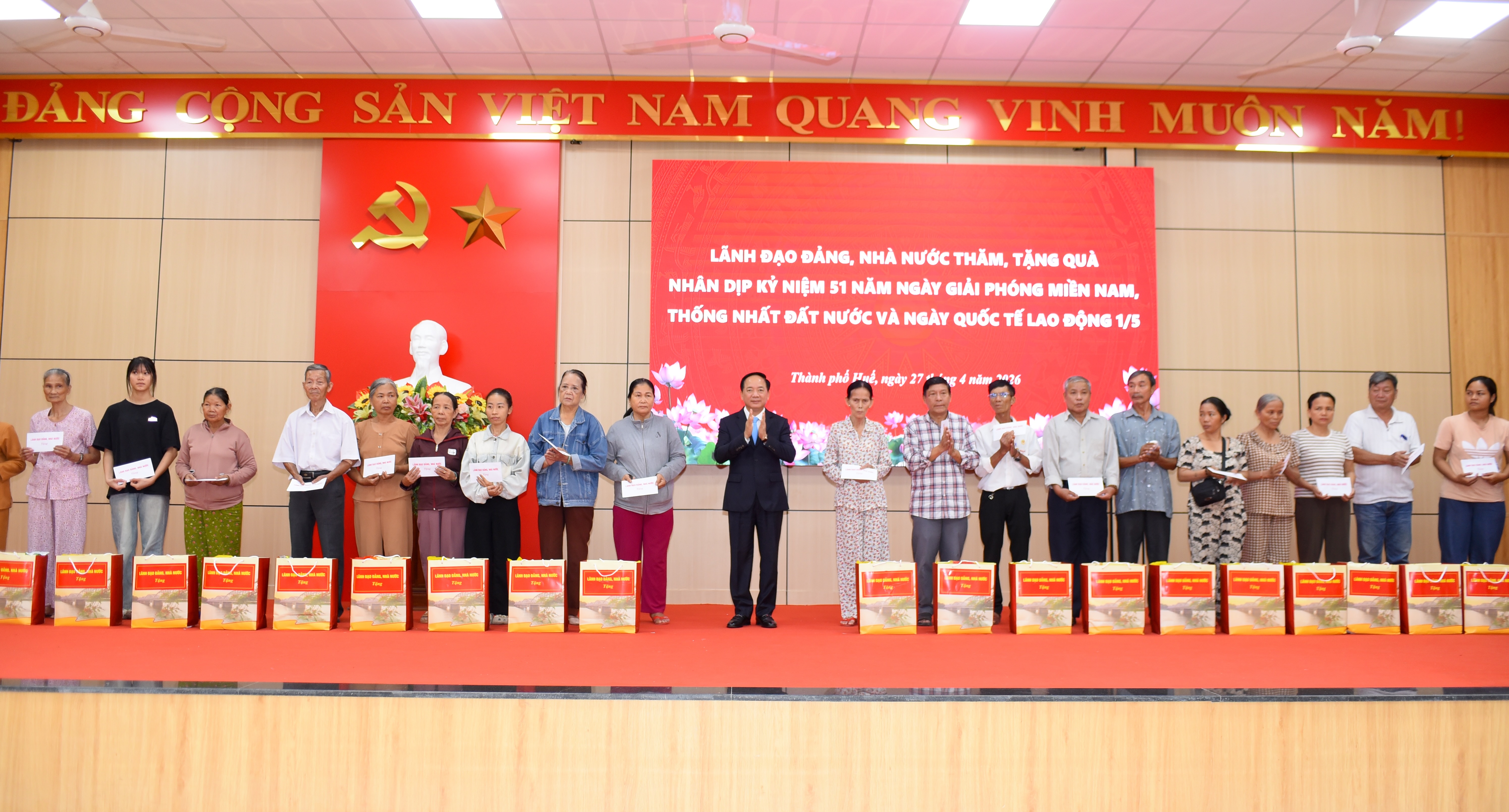 Đồng chí Trịnh Văn Quyết thăm, tặng quà người có công và hộ khó khăn tại Huế