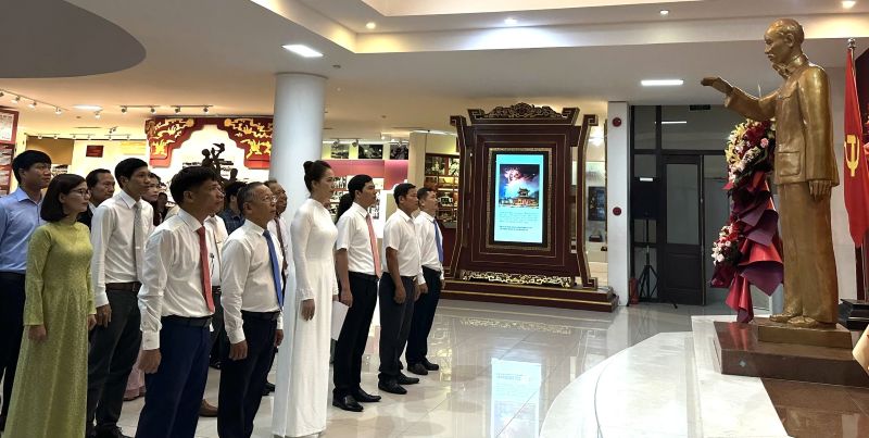 Liên minh Hợp tác xã thành phố dâng hoa, báo công tại Bảo tàng Hồ Chí Minh