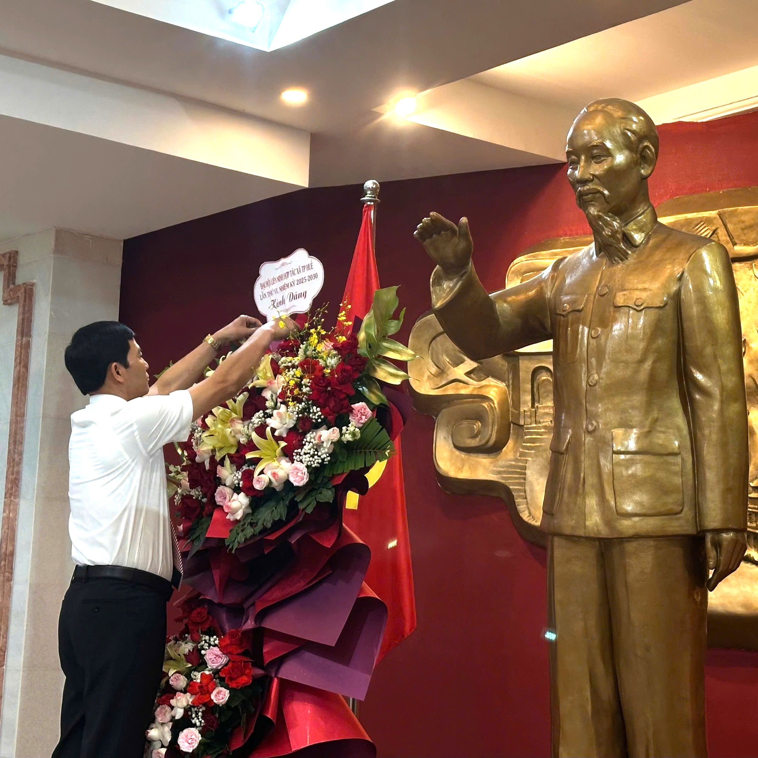 Liên minh Hợp tác xã thành phố dâng hoa, báo công tại Bảo tàng Hồ Chí Minh