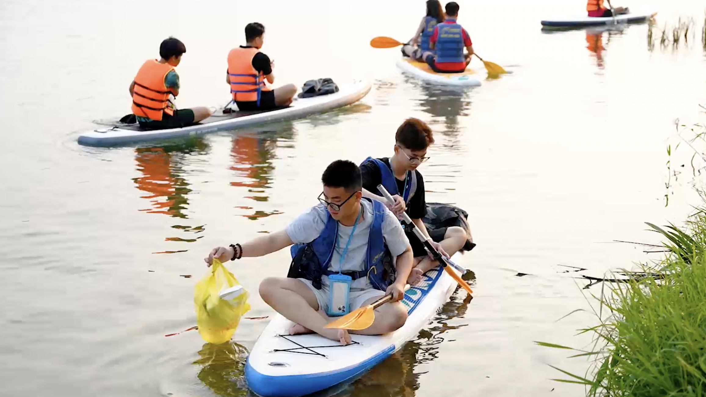 Chèo sup nhặt rác trên sông Hương
