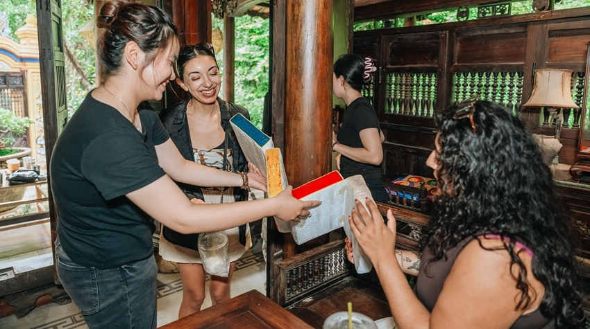 Triển lãm tưởng nhớ nghệ nhân làm gối tựa cung đình