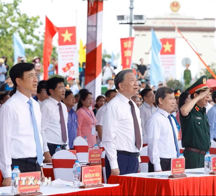 Tổng Bí thư, Chủ tịch nước dự Lễ Thượng cờ Thống nhất non sông