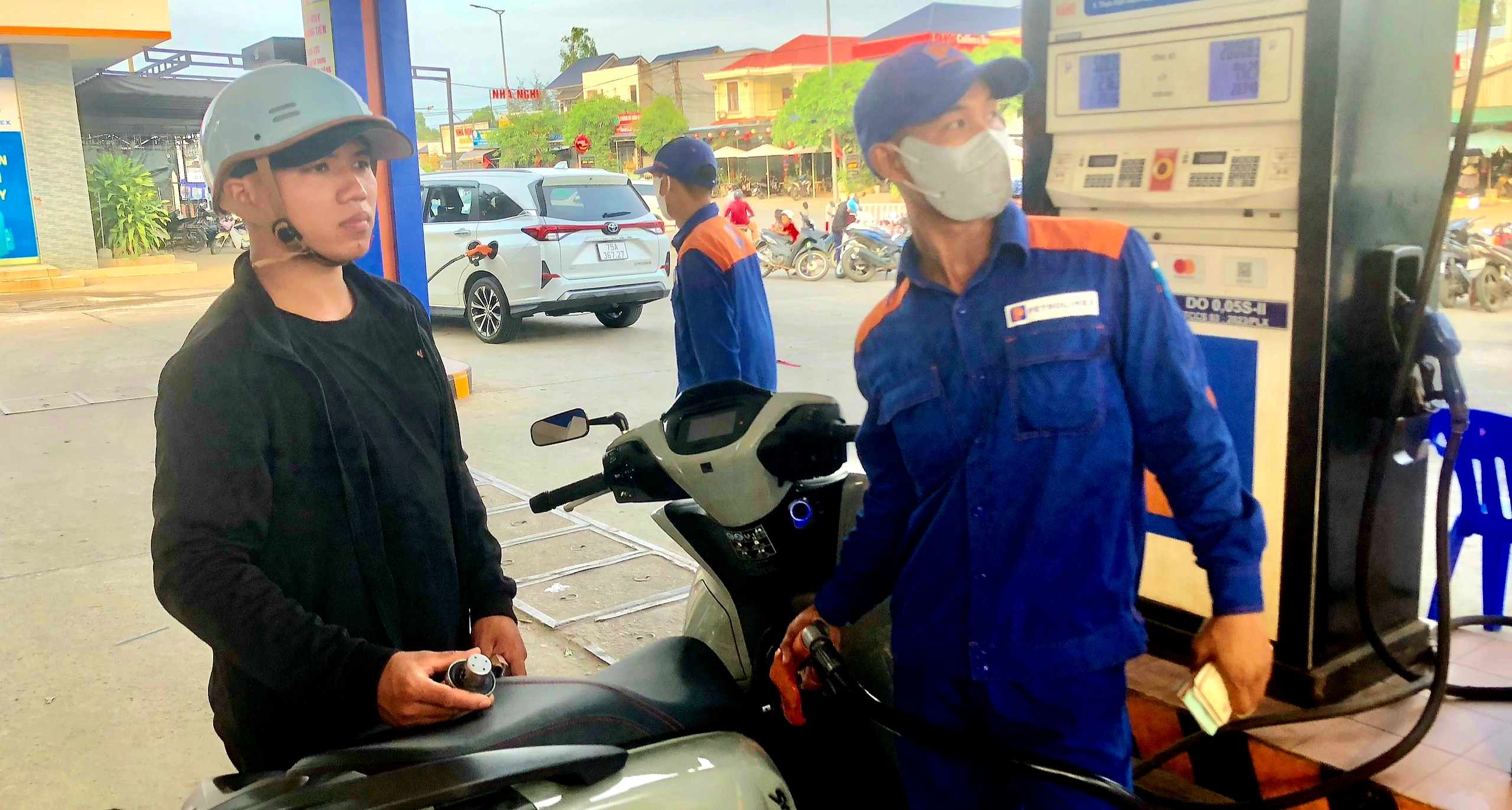 Giá xăng dầu trong nước ở mức thấp so với khu vực