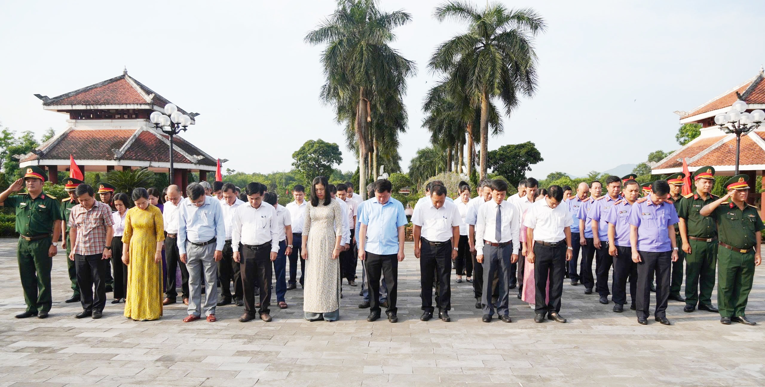 Dâng hương tại Nghĩa trang liệt sĩ Hương Điền