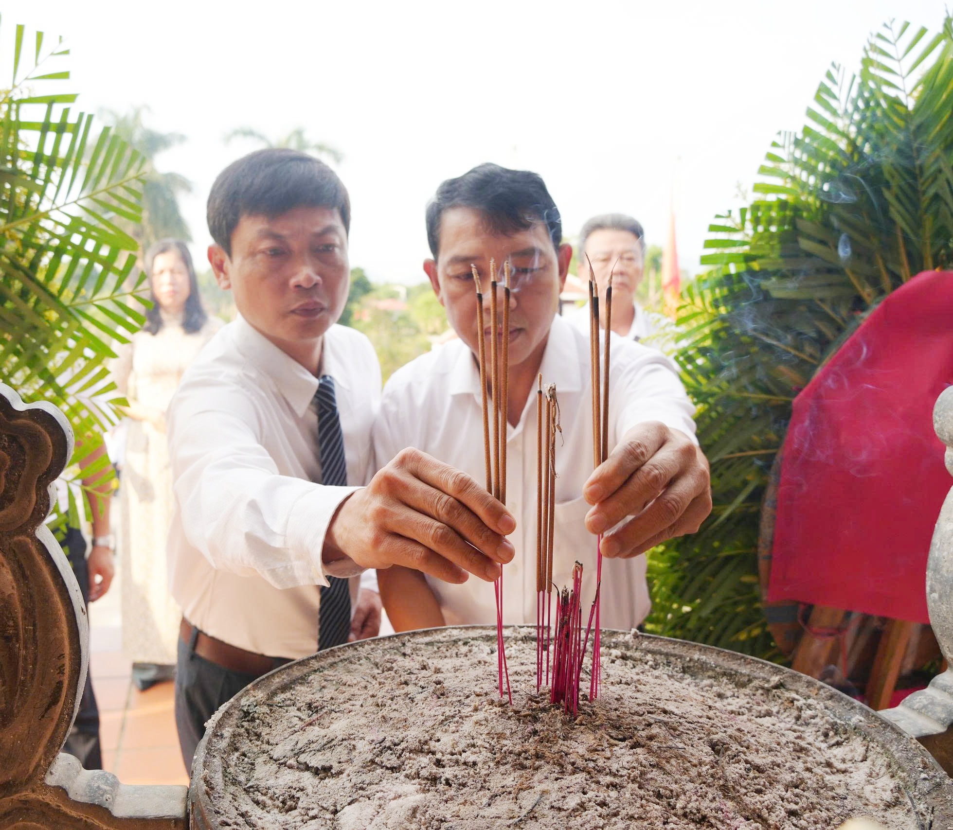 Dâng hương tại Nghĩa trang liệt sĩ Hương Điền