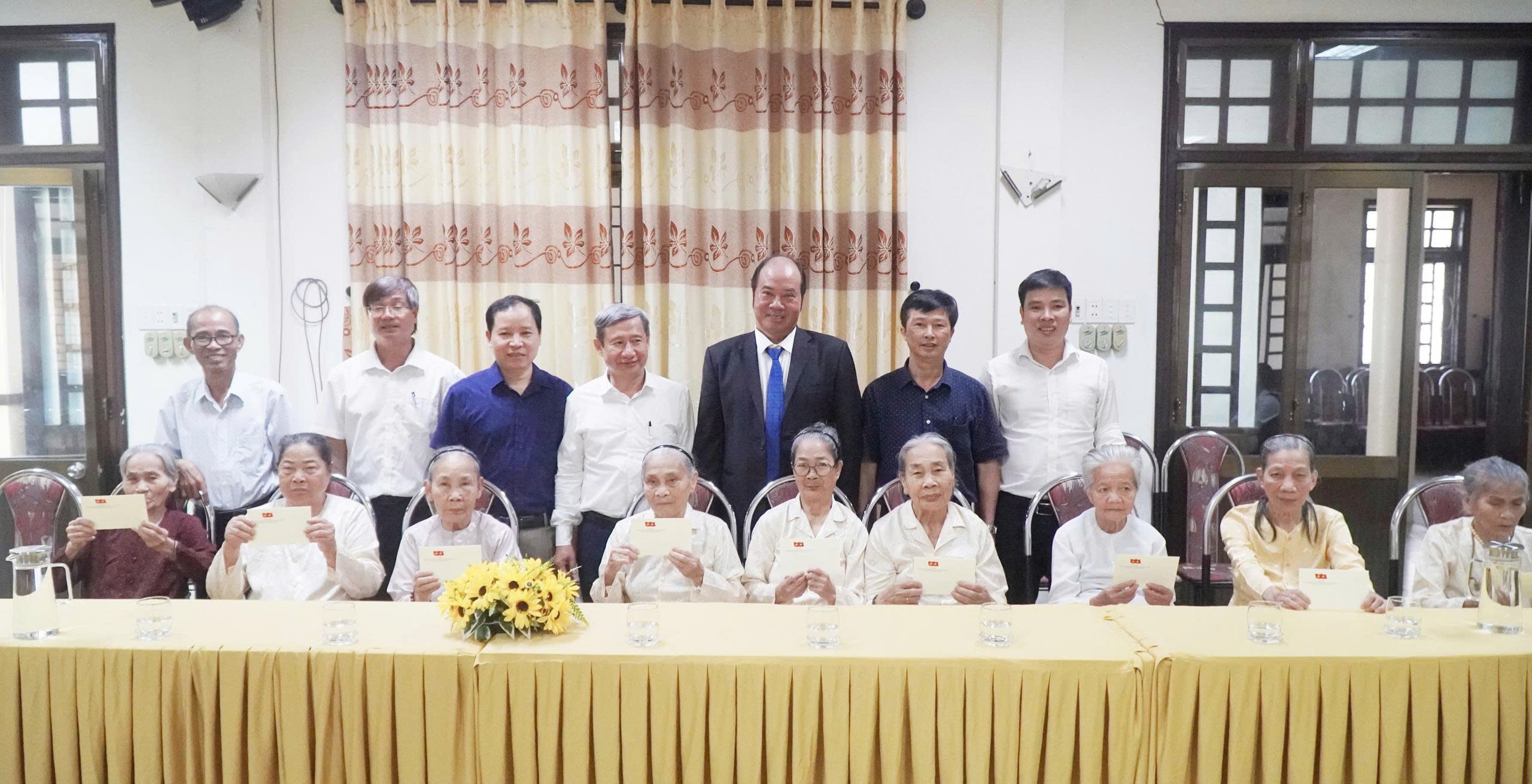 Thăm, tặng quà người có công tại Trung tâm Điều dưỡng, chăm sóc người có công