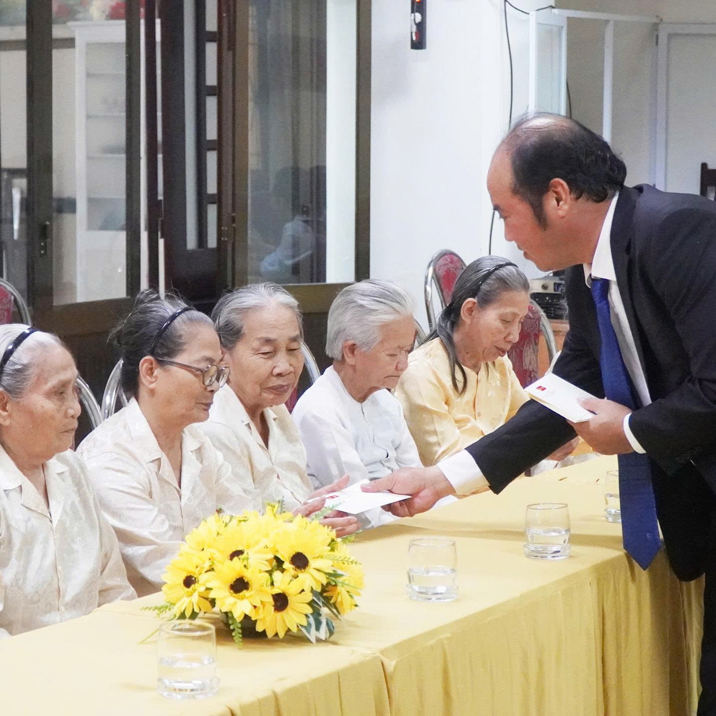 Thăm, tặng quà người có công tại Trung tâm Điều dưỡng, chăm sóc người có công