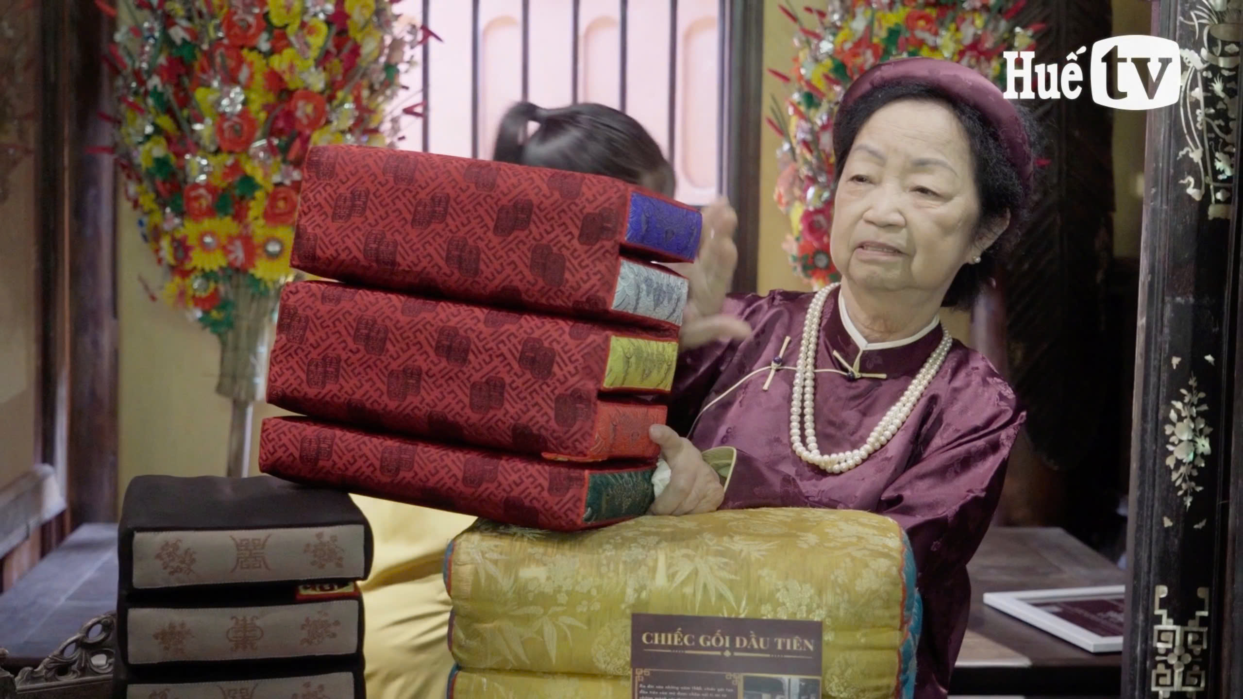 Bạn trẻ tự tay làm gối trái dựa cung đình