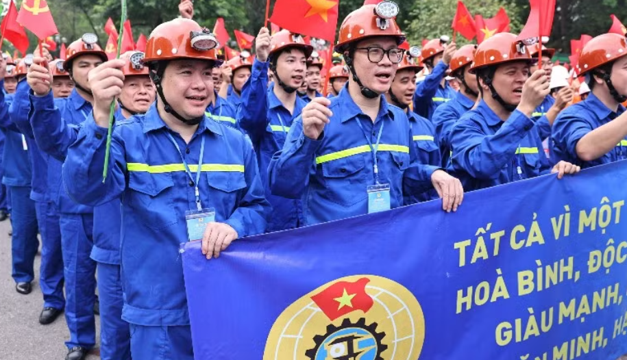 Tự hào truyền thống để hướng về tương lai tươi sáng