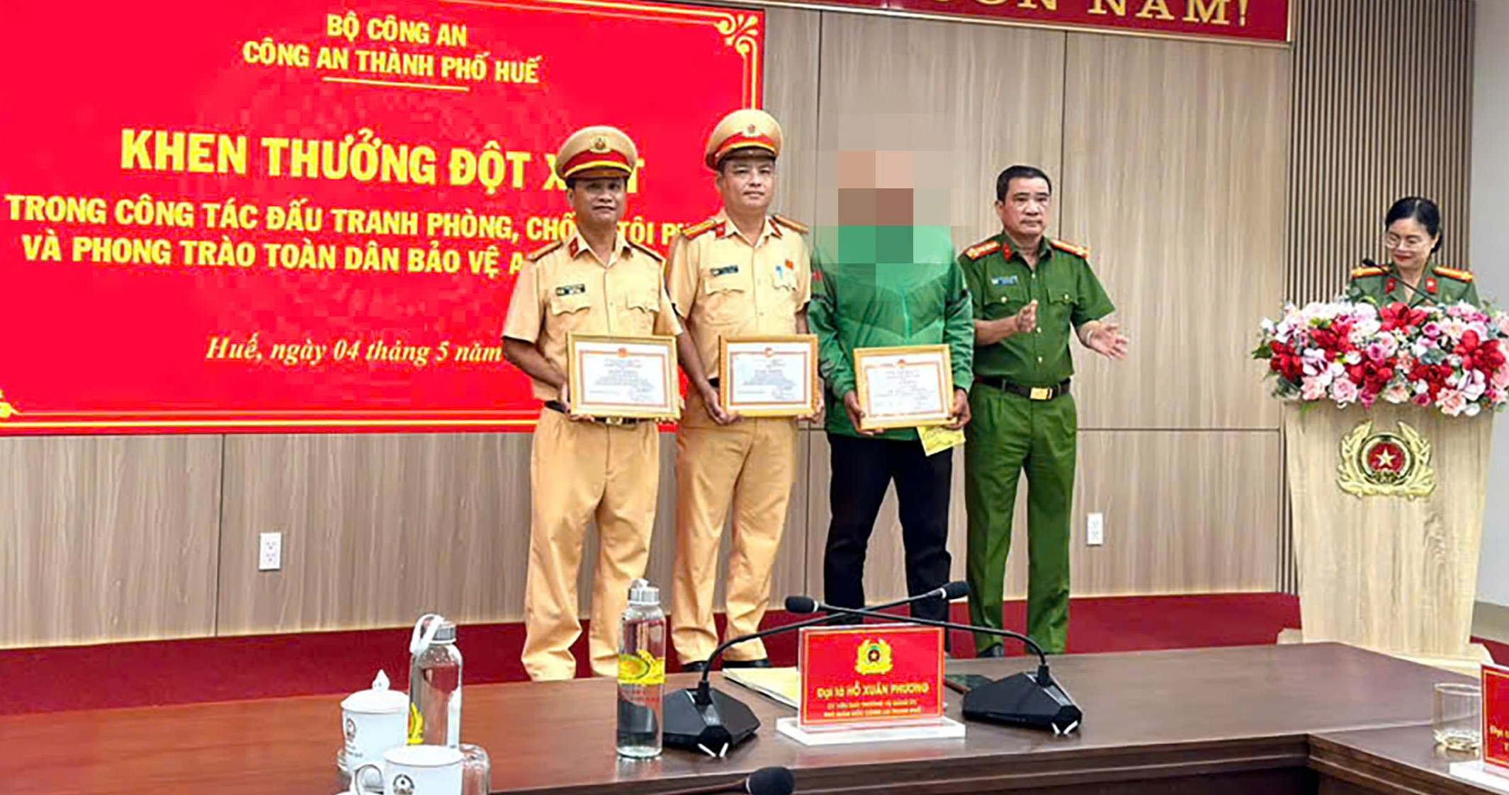 Khen thưởng người dân cùng 2 cảnh sát giao thông dũng cảm truy bắt đối tượng trộm cắp tài sản