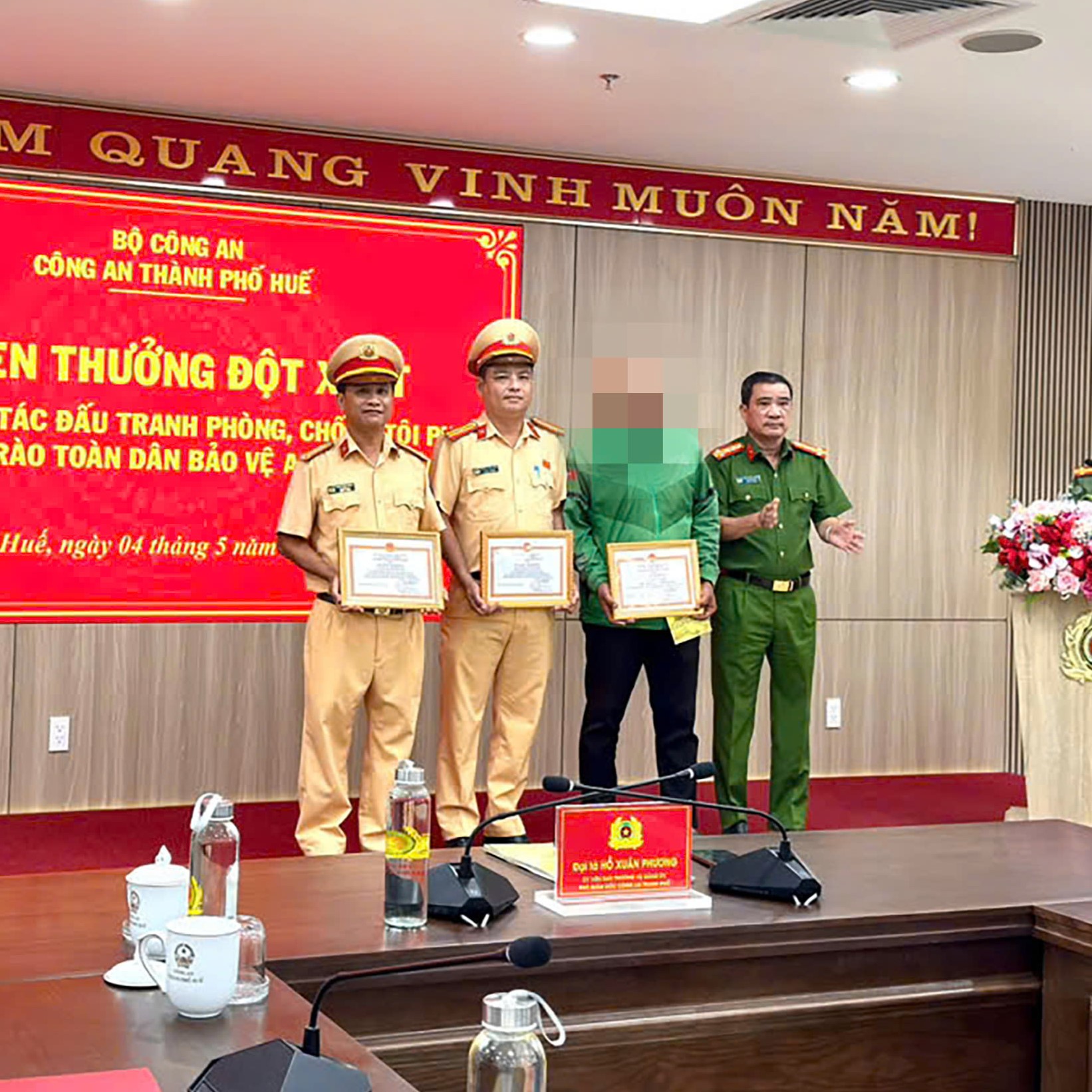 Khen thưởng người dân cùng 2 cảnh sát giao thông dũng cảm truy bắt đối tượng trộm cắp tài sản